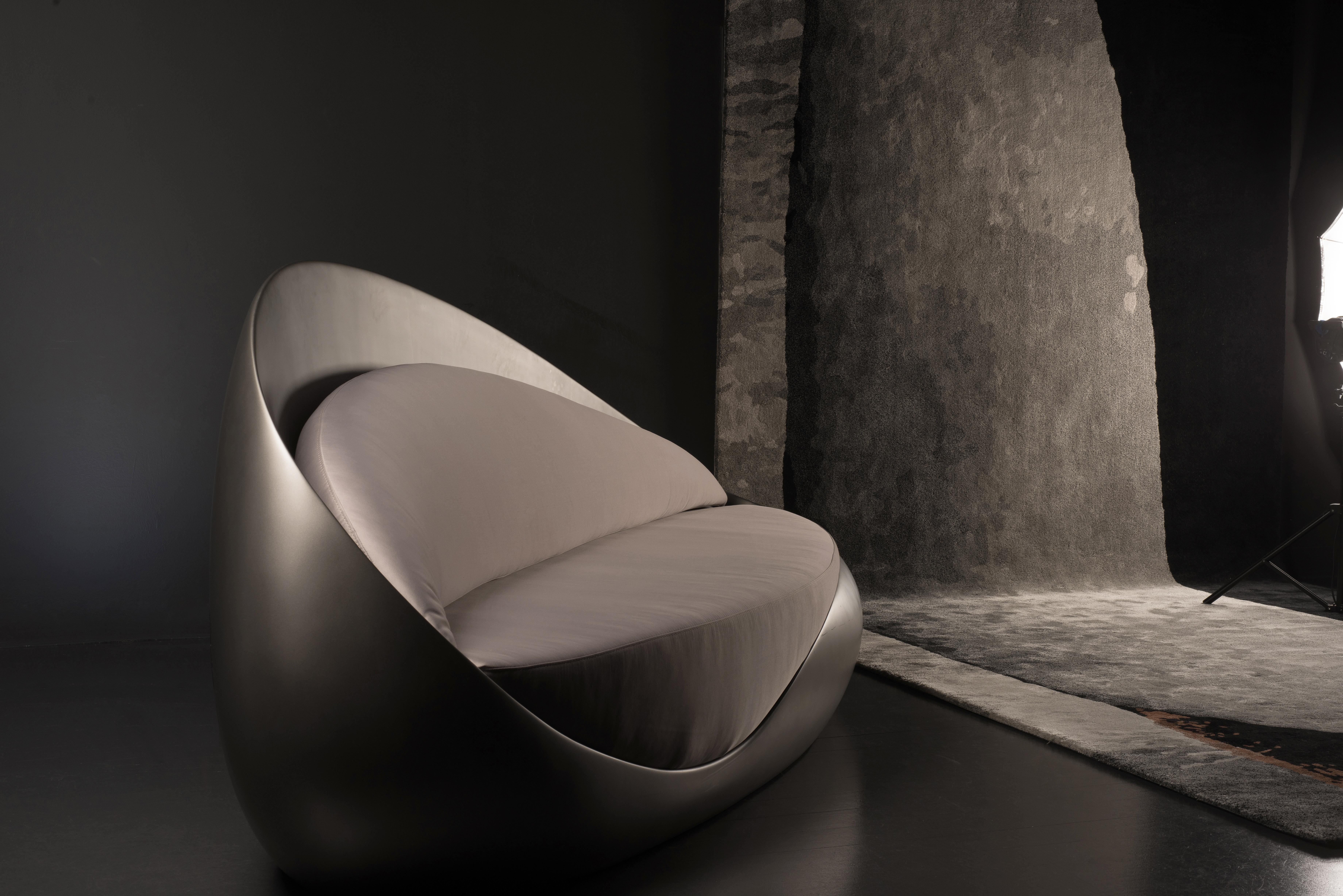 Maßgefertigtes Pebble-Sofa aus skulpturalem Fiberglas mit plüschigen Kissen (Moderne) im Angebot