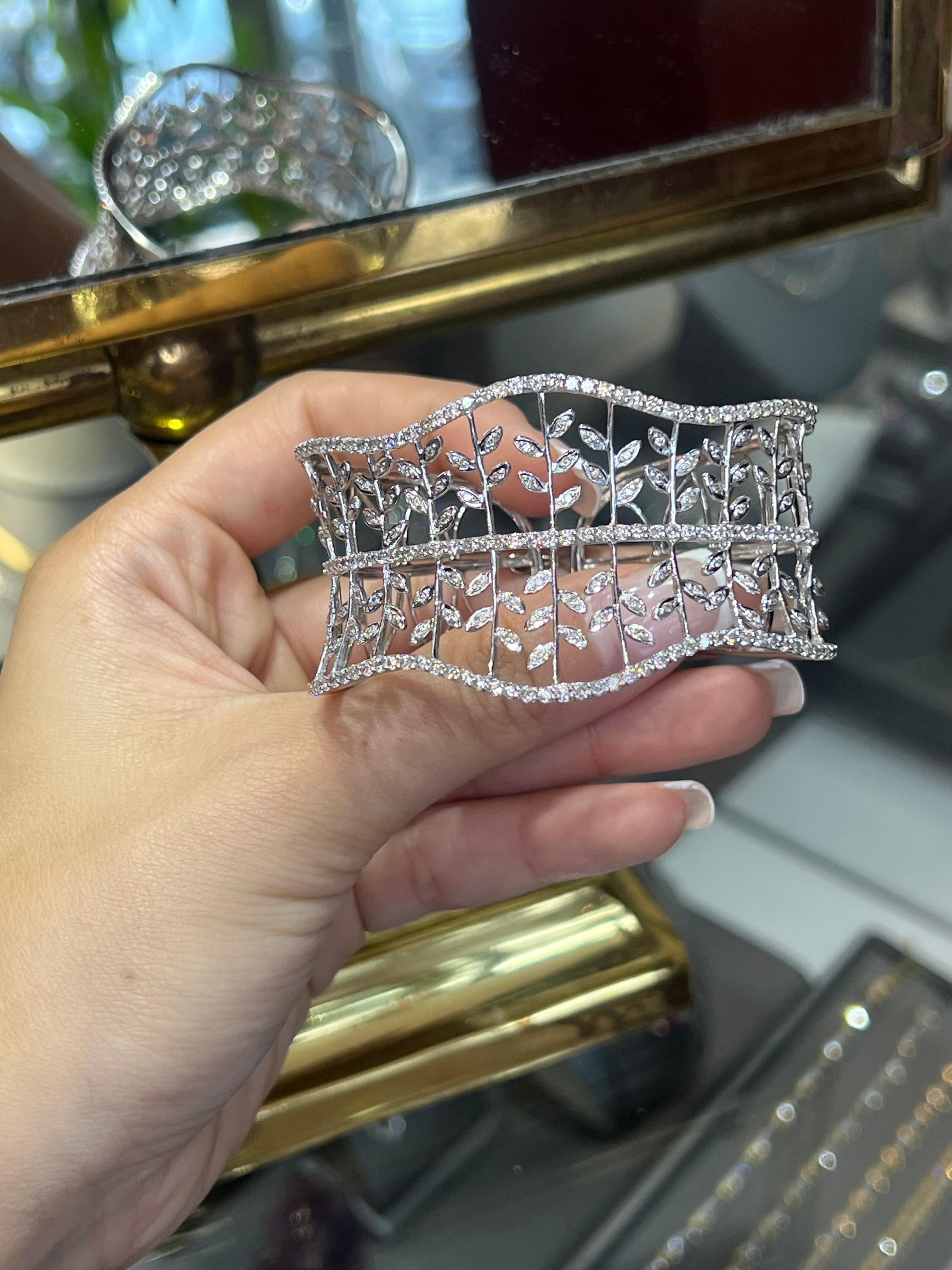 Manchette à charnière large en or blanc inspiré par la Nature, liane florale, diamants 4,26 carats en vente 4