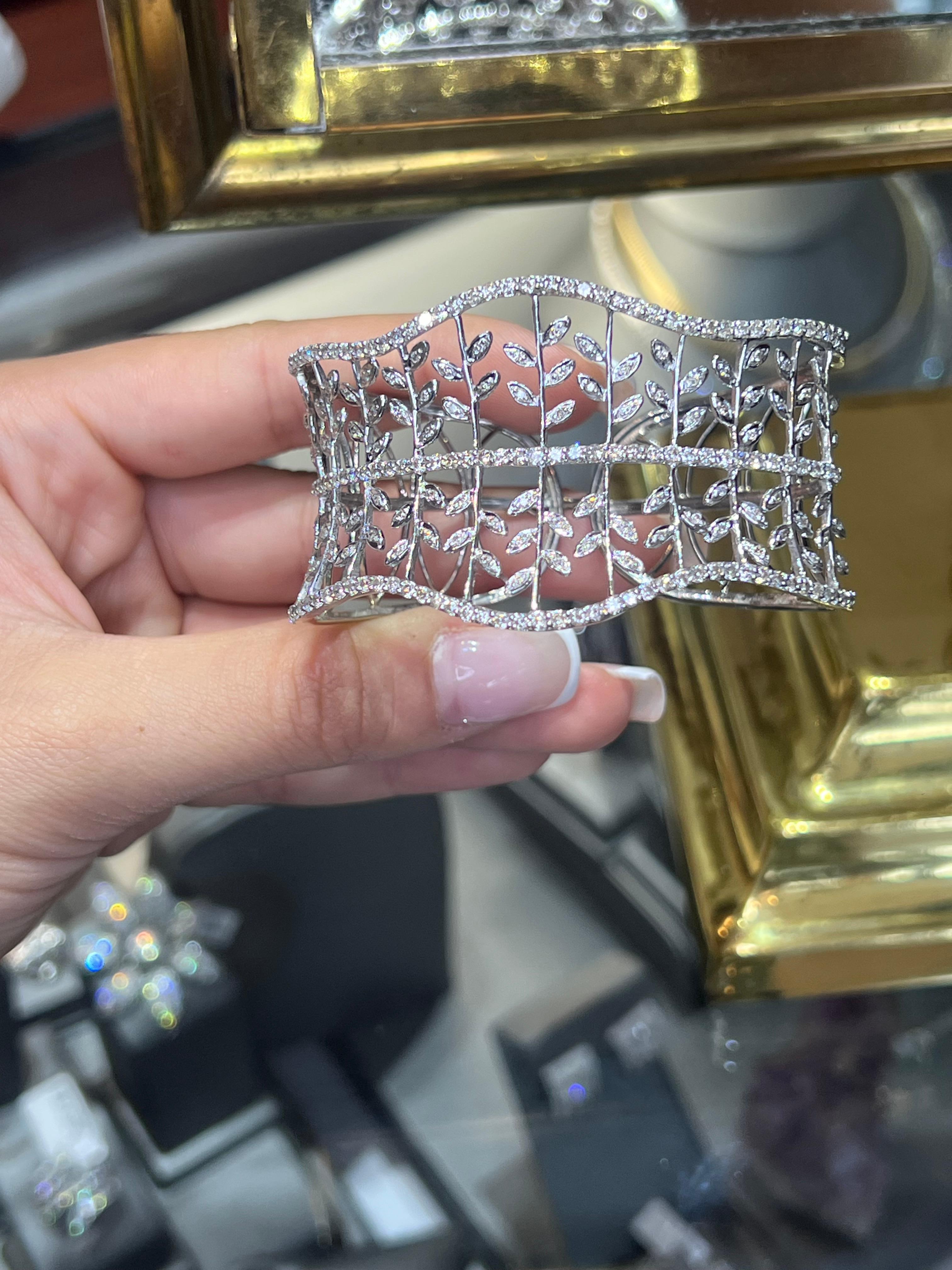 Manchette à charnière large en or blanc inspiré par la Nature, liane florale, diamants 4,26 carats en vente 5