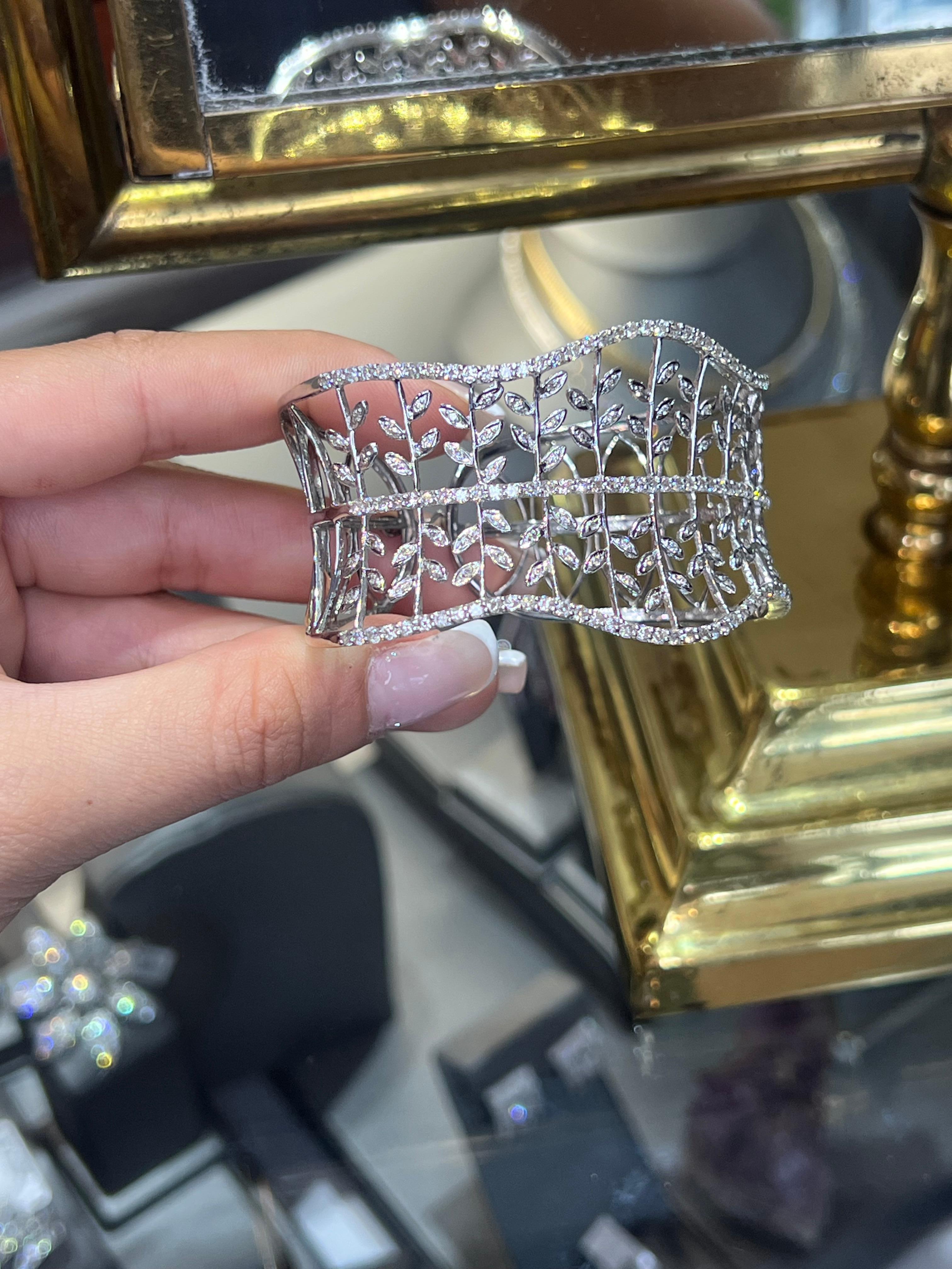 Manchette à charnière large en or blanc inspiré par la Nature, liane florale, diamants 4,26 carats en vente 6