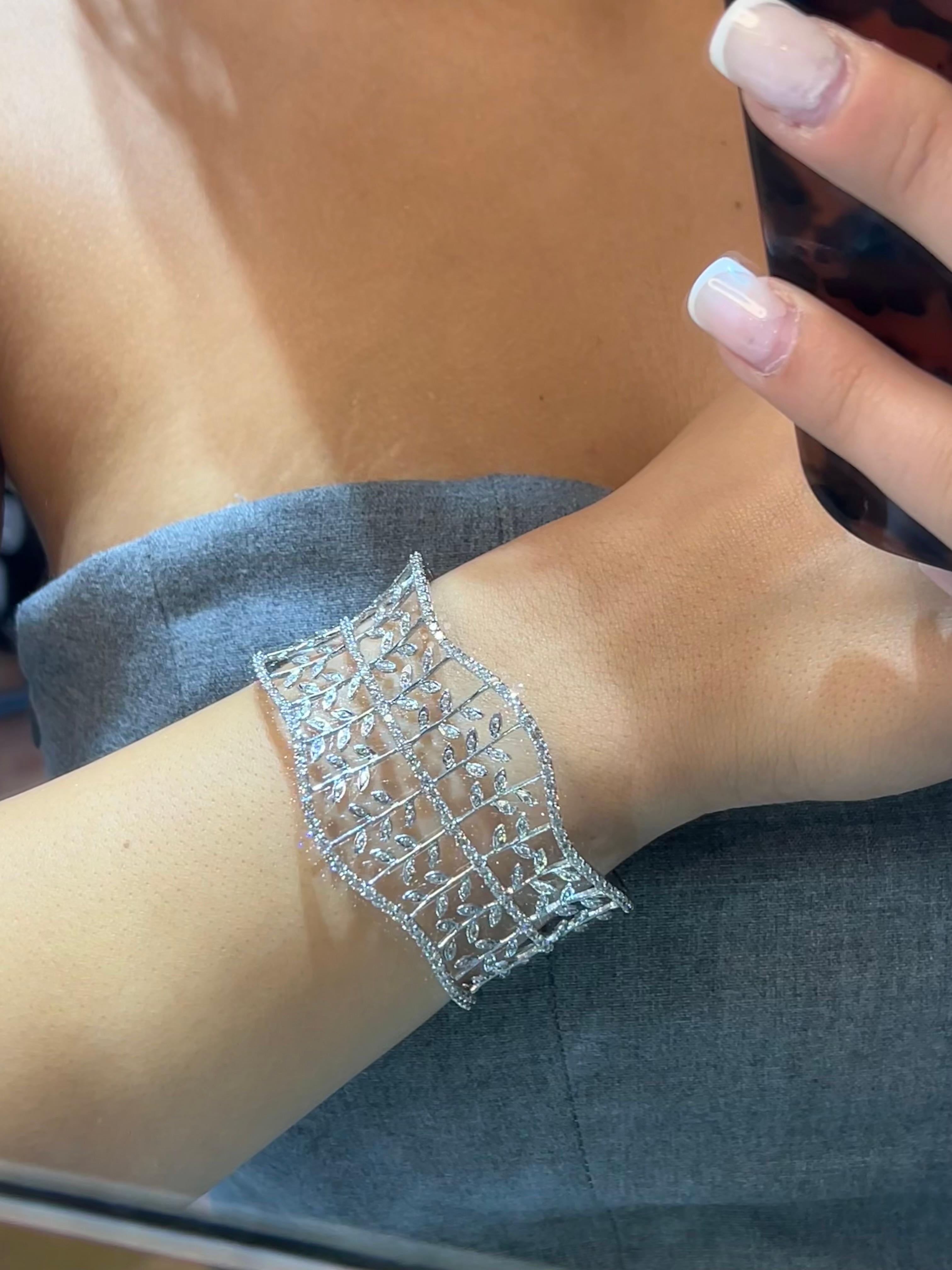 Manchette à charnière large en or blanc inspiré par la Nature, liane florale, diamants 4,26 carats en vente 3