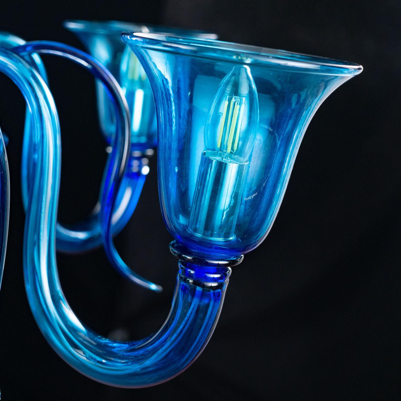 Swing 275 chandelier, 5 upwards lights, ocean blue Murano glass by Multiforme. 

The collection of Murano glass chandeliers Swing 275 is one of our collections that most differs from the Classic Murano tradition: the design of this collection is