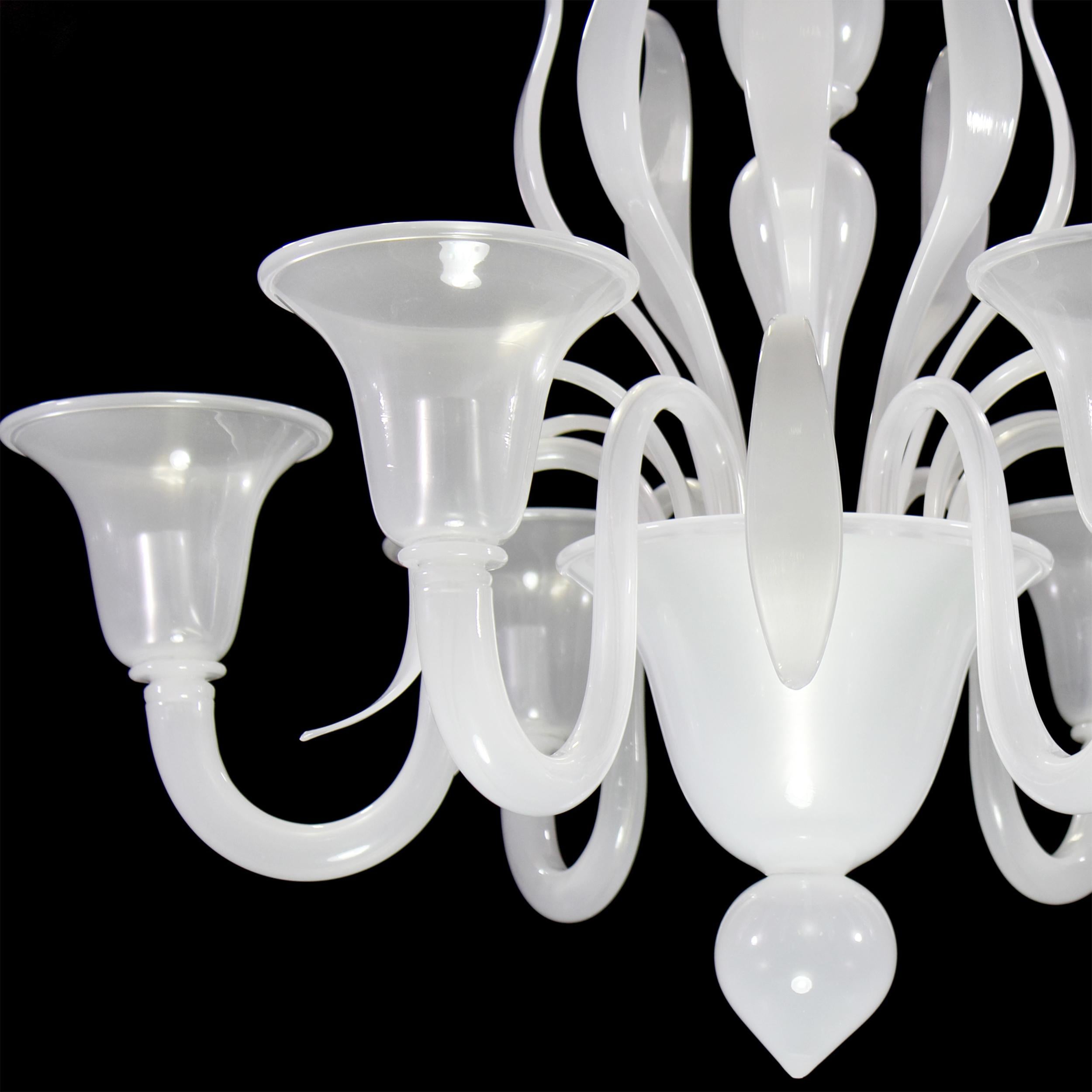 Swing 275 chandelier, 6 upwards lights, silk Murano glass by Multiforme. 
The collection of Murano glass chandeliers Swing 275 is one of our collections that most differs from the Classic Murano tradition: the design of this collection is closer to