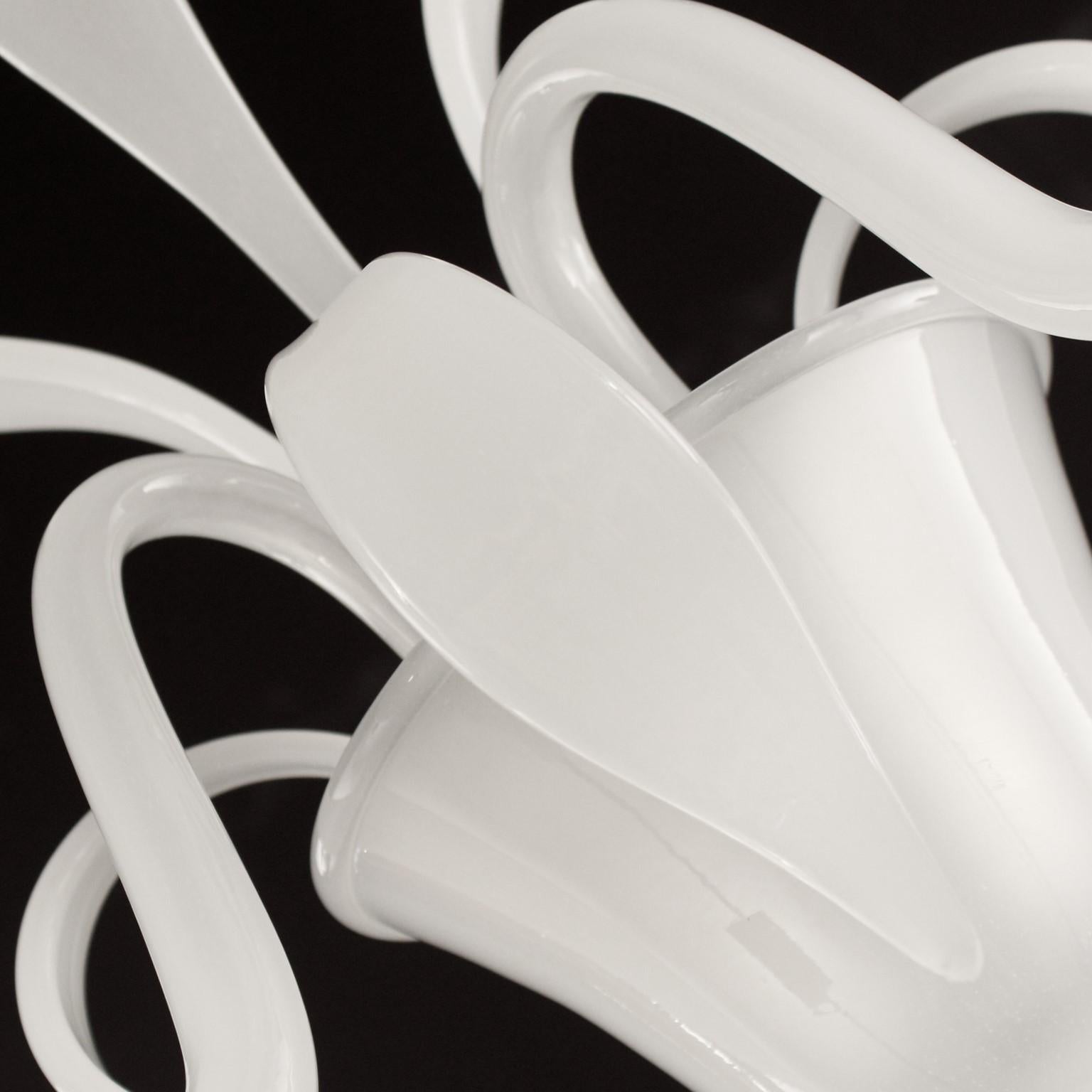 Nature Mood Sconce 2 lumières Upwards white Murano Glass Swing 275 by Multiforme
La collection de verre de Murano Swing 275 est l'une de nos collections qui s'éloigne le plus de la tradition Murano classique : le design de cette collection est plus