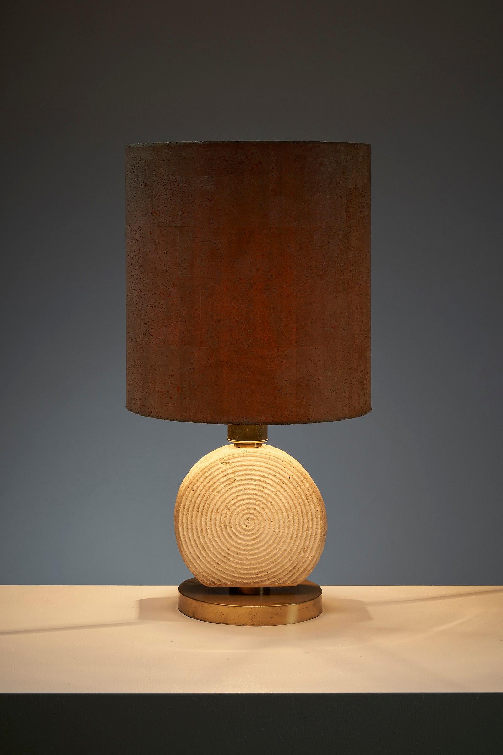 Mid-Century Modern Lampe de table Naturel avec base en travertin et abat-jour en liège dans le style de Studio CE. en vente