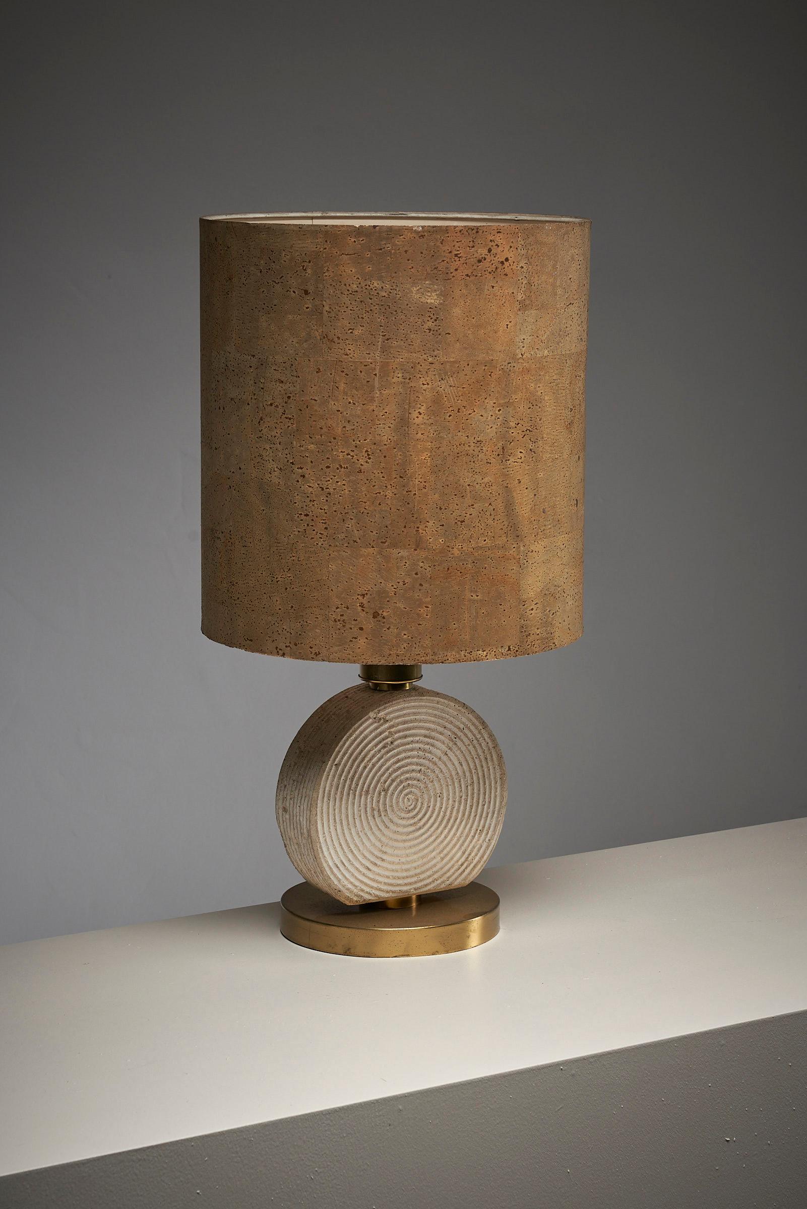 Naturel table lamp travertine base cork shade in the style of Studio CE. In Good Condition For Sale In Mortsel, BE