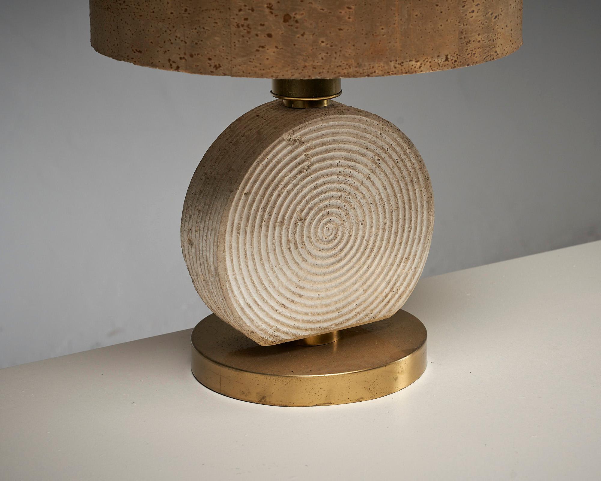 20ième siècle Lampe de table Naturel avec base en travertin et abat-jour en liège dans le style de Studio CE. en vente