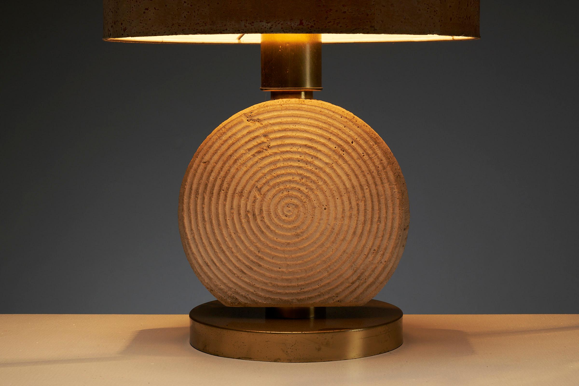 Laiton Lampe de table Naturel avec base en travertin et abat-jour en liège dans le style de Studio CE. en vente