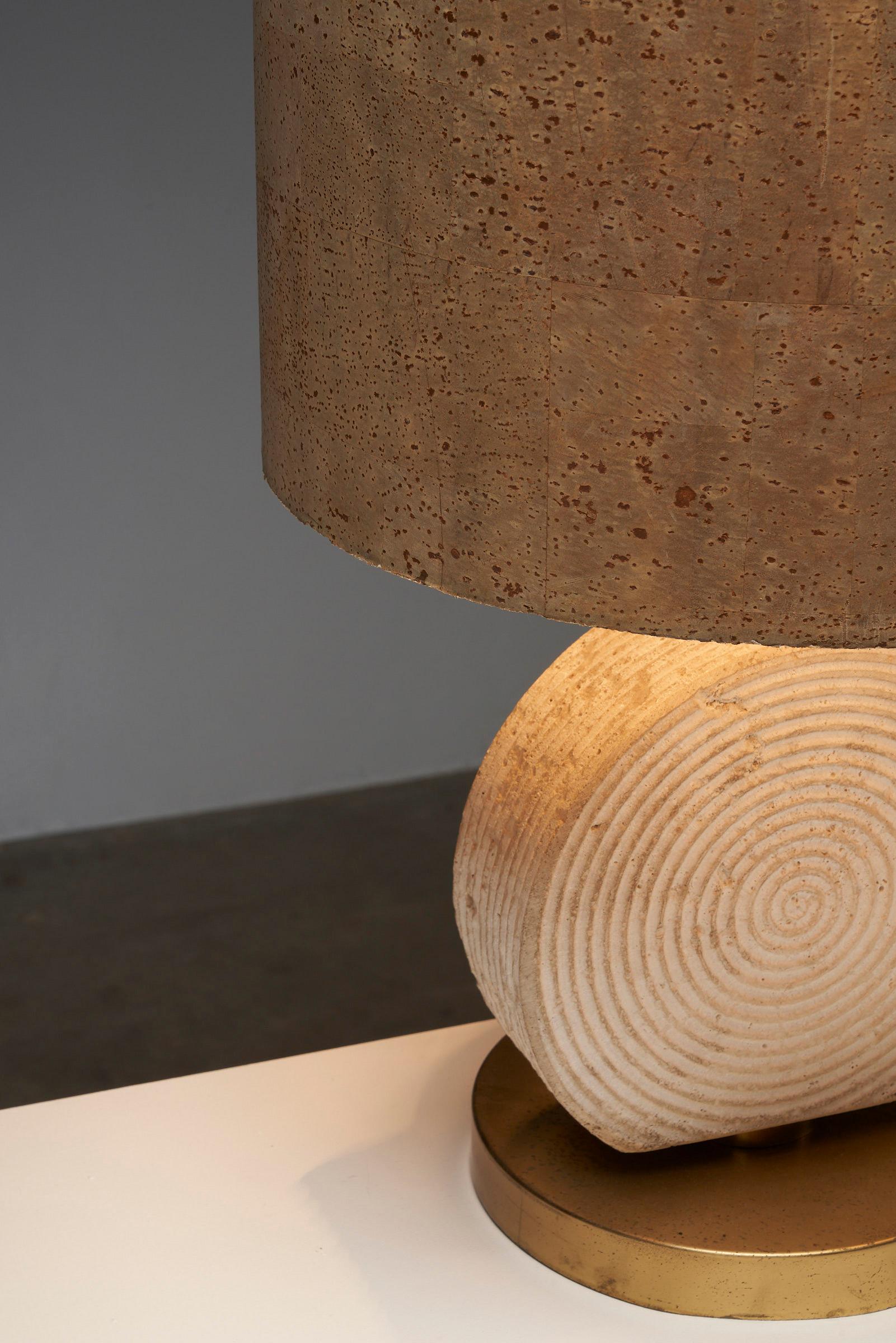 Laiton Lampe de table Naturel avec base en travertin et abat-jour en liège dans le style de Studio CE. en vente