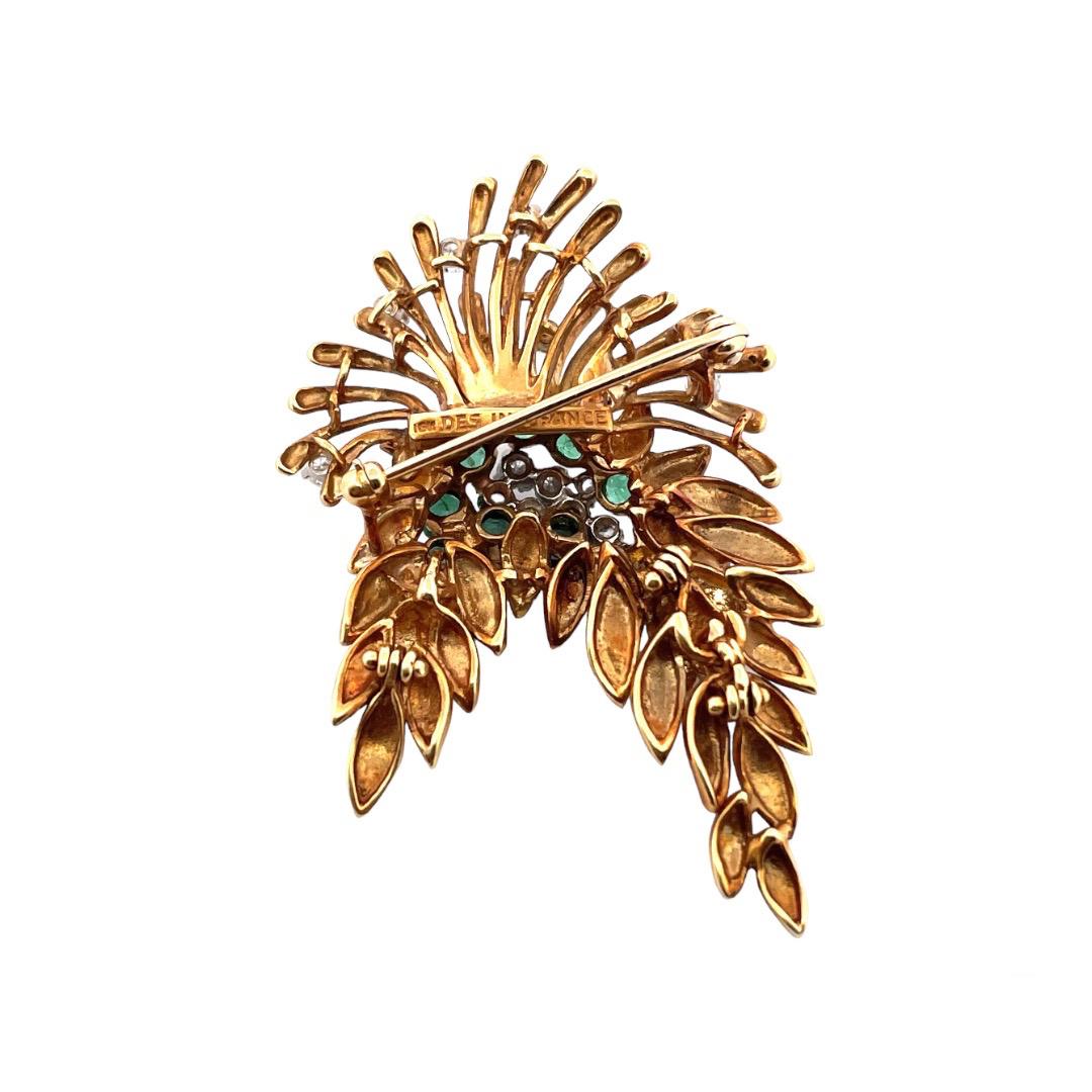 Nature's Elegance 18K Yellow Gold Brooch with emeralds and diamonds In Good Condition For Sale In New York, NY
