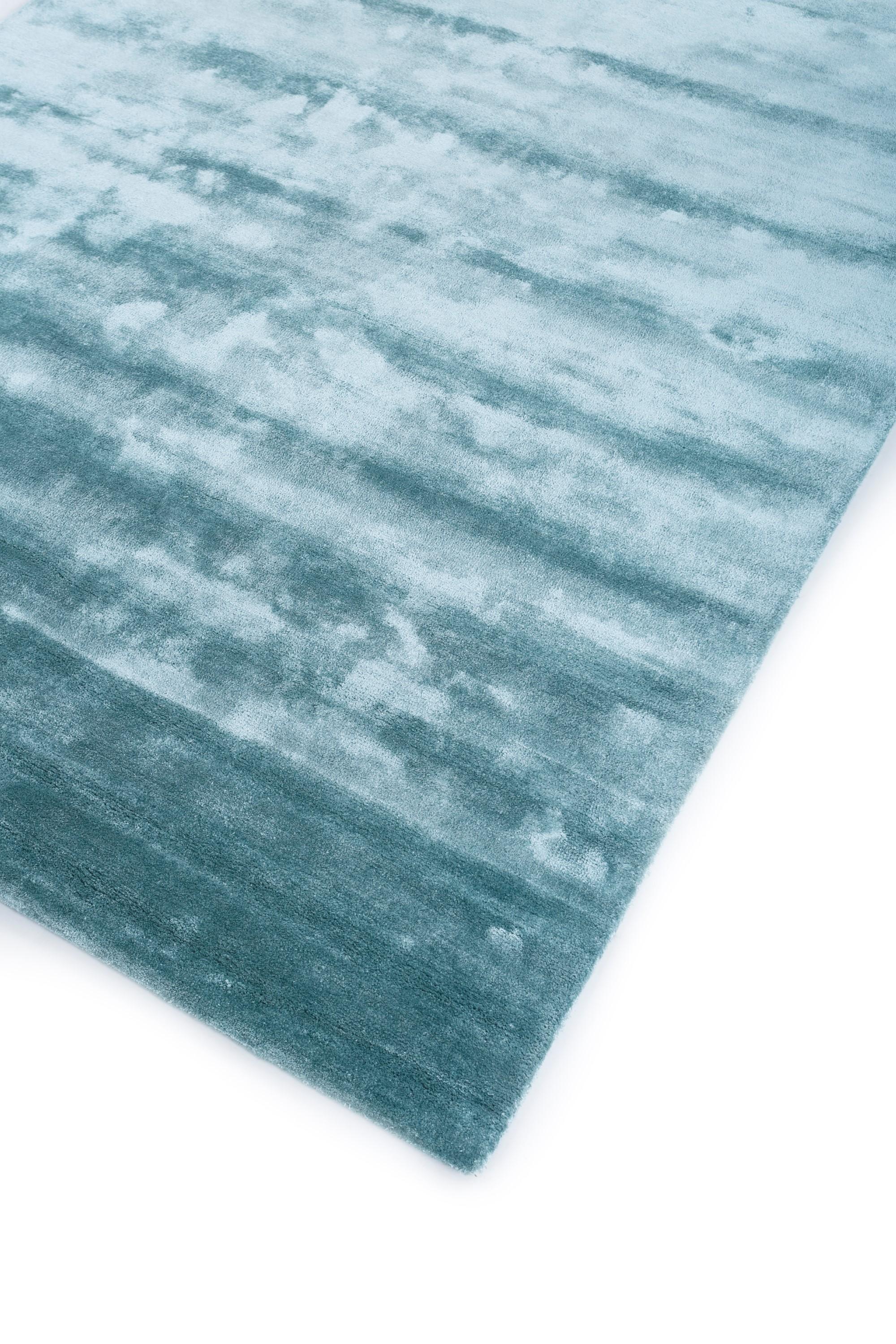 Et si vous pouviez faire entrer la danse éthérée de la lumière dans la nature dans votre espace de vie ? Découvrez notre tapis tufté à la main, méticuleusement confectionné pour capturer les gradients de teintes hypnotiques inspirés par les jeux de
