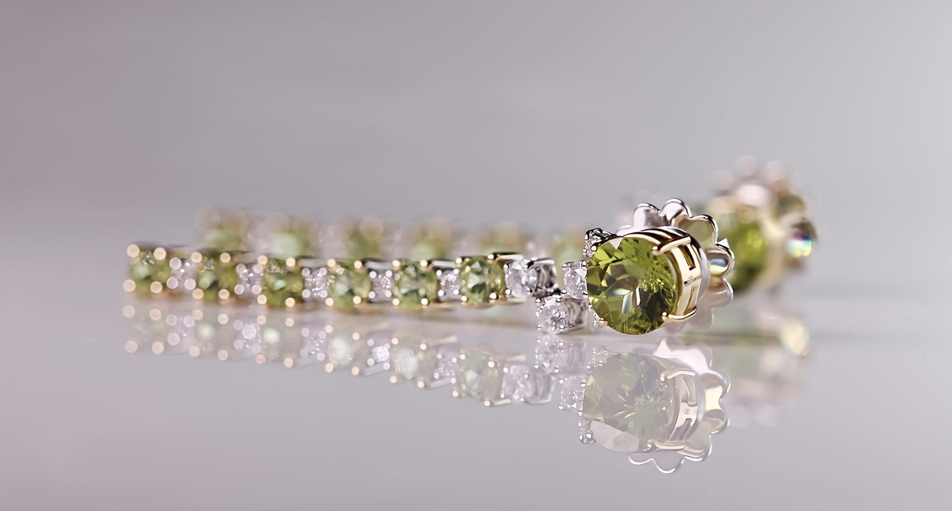 In Italian goldsmith tradition, each creation tells a story, every detail whispers a secret. And these earrings, in their minimalist essence, are a poignant testament to such narrative.

A peridot, gracefully placed at the lobe, serves as the