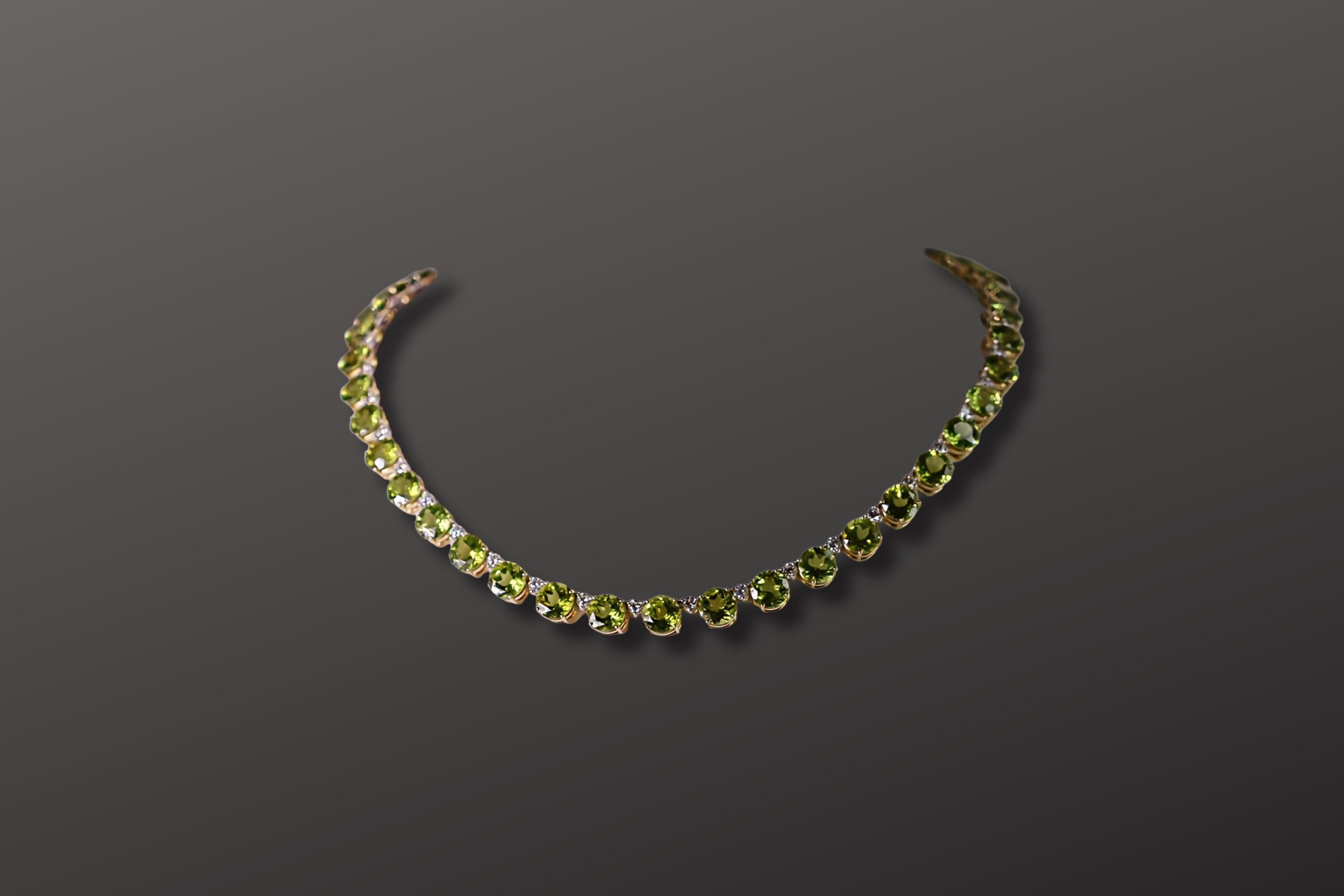 The art of Italian goldsmithing radiantly comes to the fore in this necklace. Here, yellow gold and white gold meld in a luminous dance, accentuated by twinkling diamonds and deep green peridots. Each peridot, uniformly 7mm in diameter, is