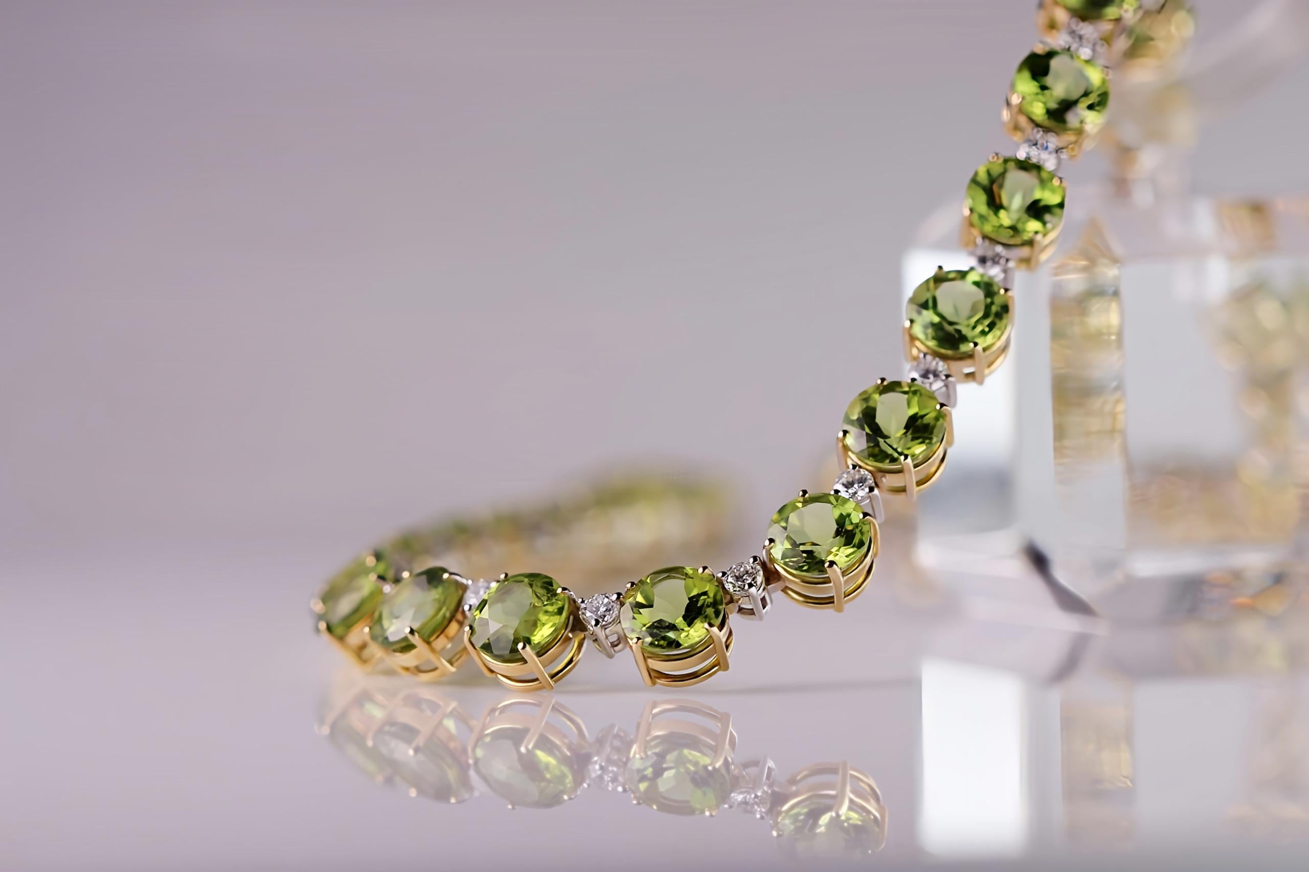 Contemporary Nature's Palette: Elegant Necklace with White Diamonds and Peridot Greens For Sale