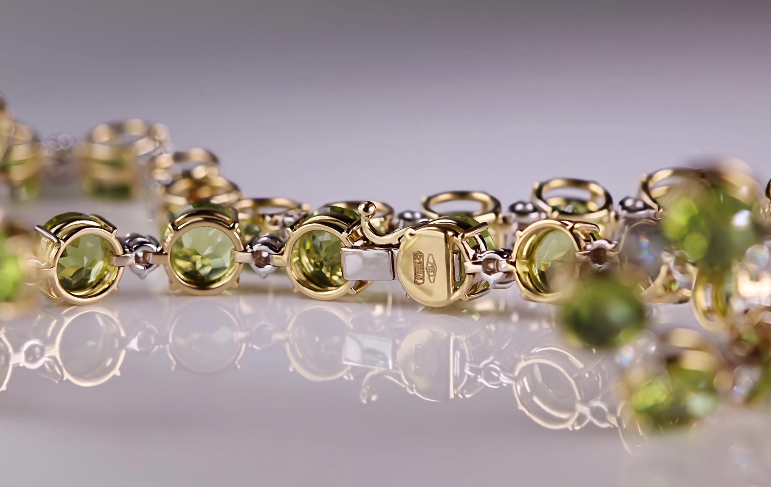 Nature's Palette: Elegant Necklace with White Diamonds and Peridot Greens In New Condition For Sale In Lugano, CH