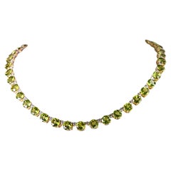 Nature's Palette: Elegantes Collier mit weißen Diamanten und Peridot-Grün