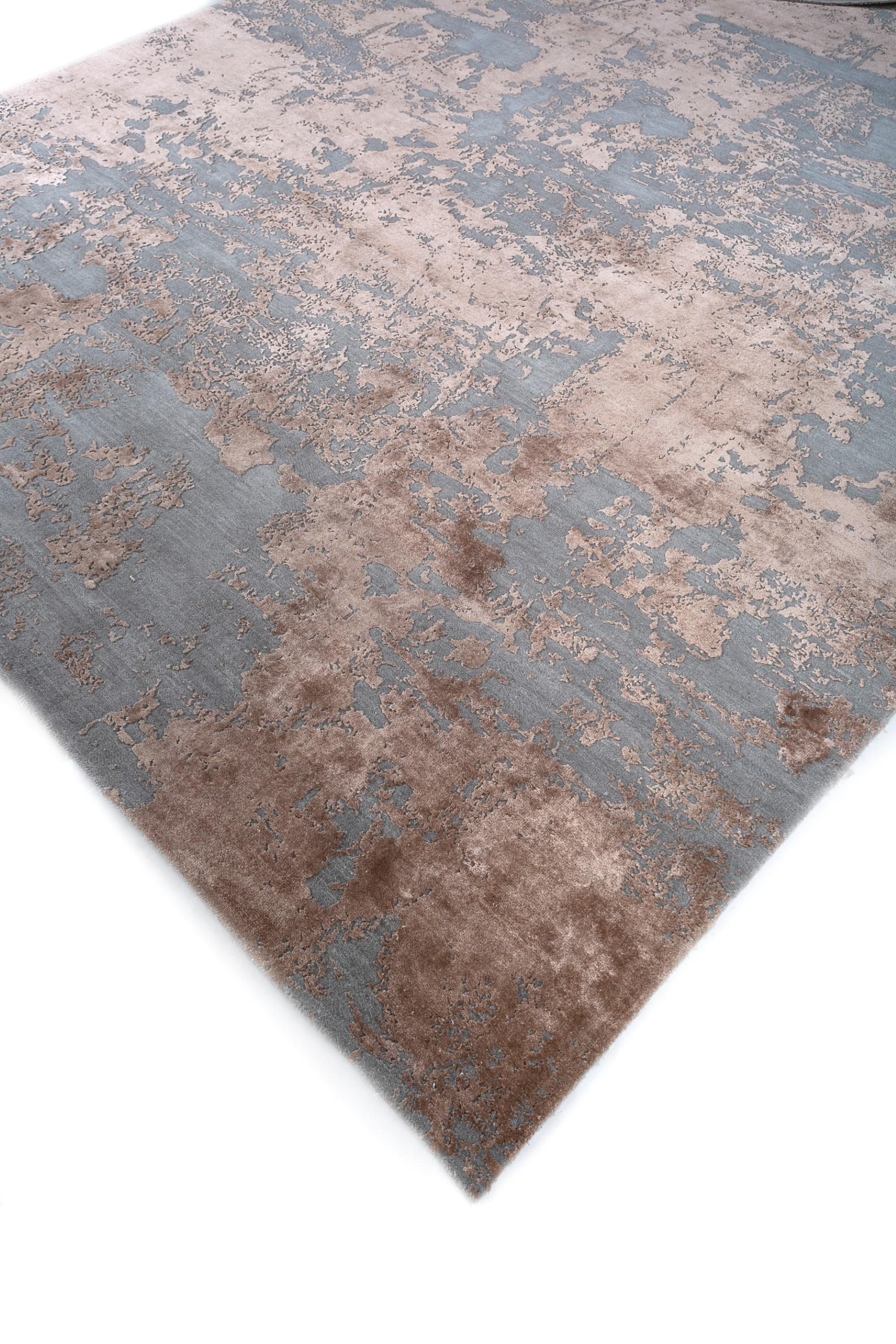¿Te has maravillado alguna vez de la belleza que encierran las imperfecciones? Esta alfombra contemporánea celebra el encanto de los errores, abrazando la mano de la naturaleza al interrumpir la precisión mecánica para elaborar una obra maestra.