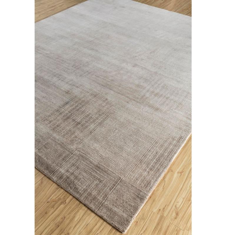 Sumérgete en la cautivadora interacción de diseño y color de esta exquisita alfombra anudada a mano. Meticulosamente elaborada a partir de una lujosa mezcla de lana y seda de bambú, esta alfombra contemporánea encarna una exploración de los errores