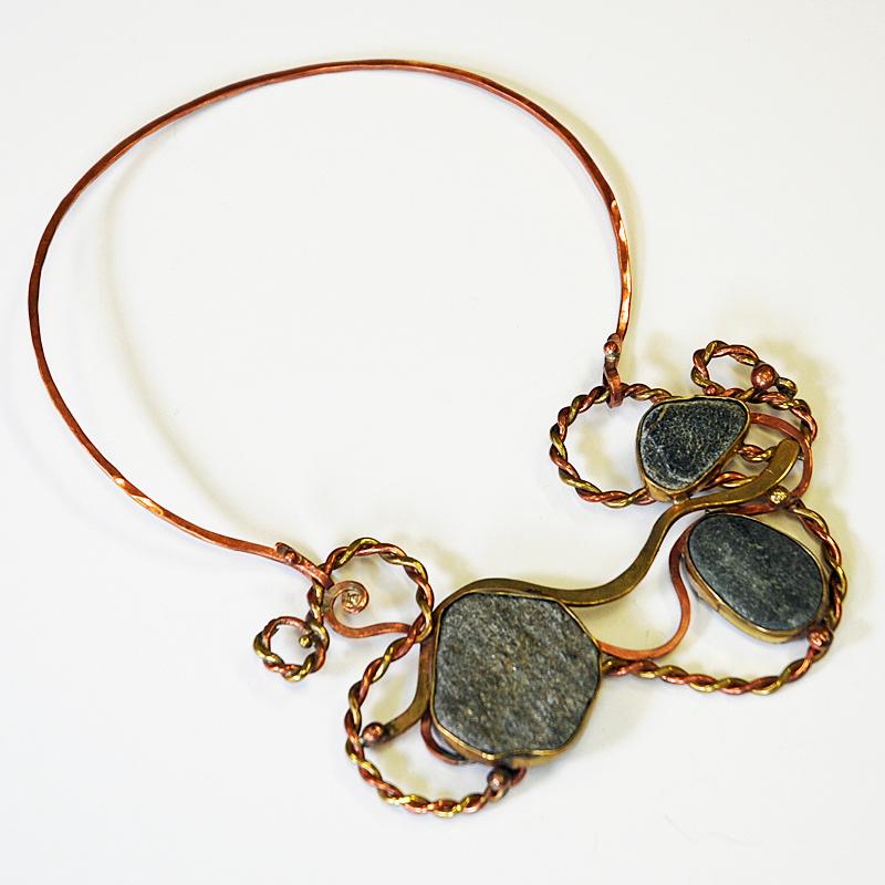 A unique combination of brass, copper an naturestone! Midcentury necklace/clave with integrated beautiful nature stones from the Norwegian fauna. Lovely Scandinavian modern design necklace by silversmith Anna Greta Eker. Norway 1960`s. The necklace