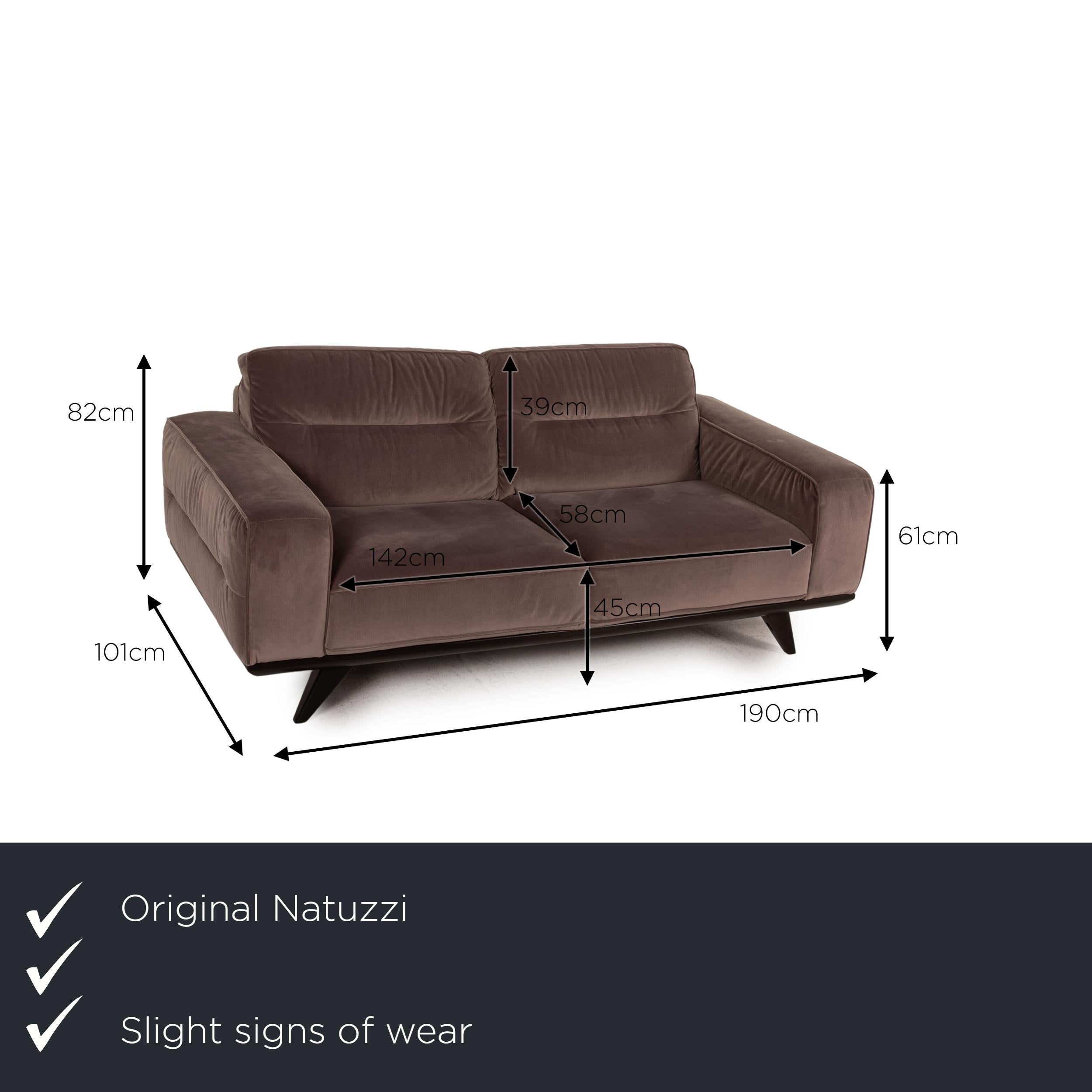 We present to you a Natuzzi Audacia fabric sofa brown two-seater couch.


 Product measurements in centimeters:
 

Depth: 101
Width: 190
Height: 82
Seat height: 45
Rest height: 61
Seat depth: 58
Seat width: 142
Back height: 39.
 