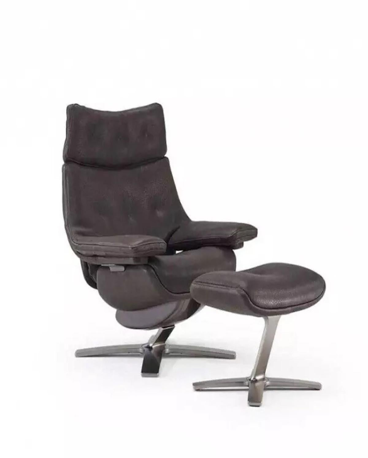 A Natuzzi Italia reclining chair with a matching footstool, upholstered in a luxurious brown leather fabric, with a high backrest for extra support and comfort. 


Dimensions:

Armchair: 

Width : 84 cm

Height :  110 cm

Depth :  72 cm
