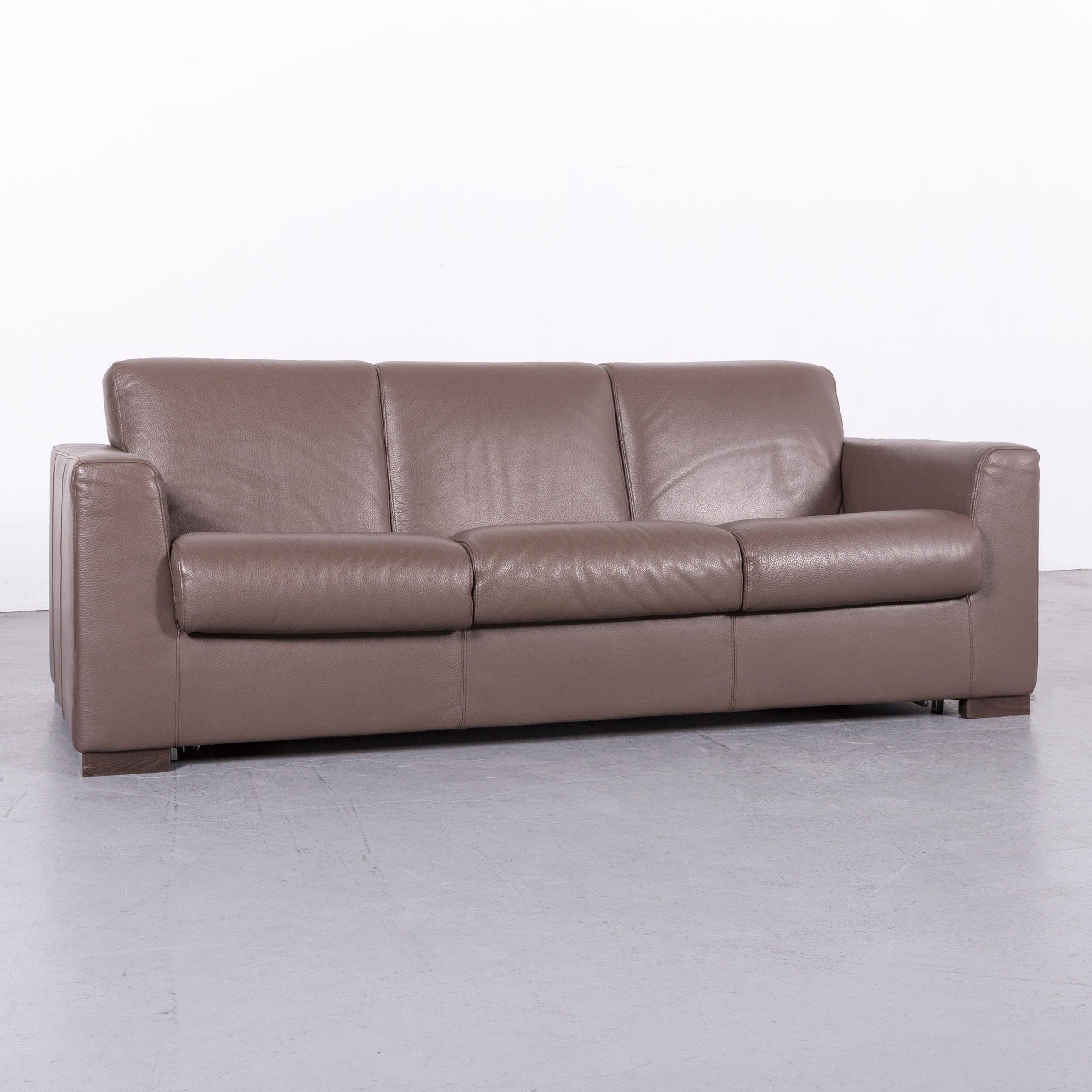 We bring to you a Natuzzi designer leather sofa three-seat couch brown with sleep function.