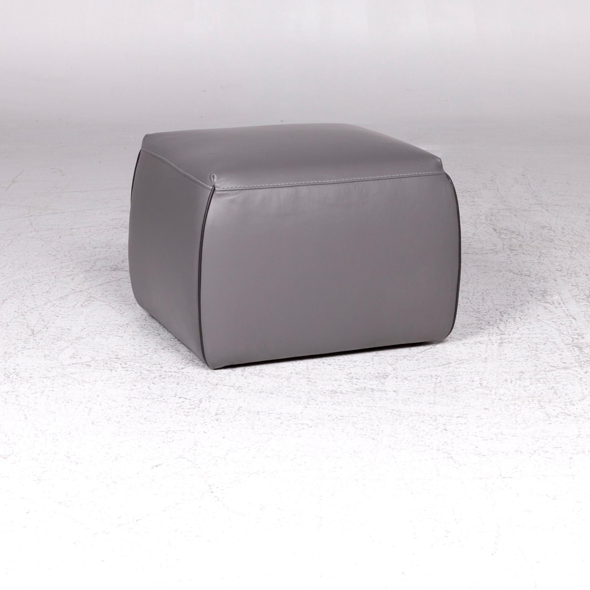 We bring to you a Natuzzi editions talento leather stool gray square stool.

 Product measurements in centimeters:
 
 Depth: 56
 Width: 56
 Height: 42.






 