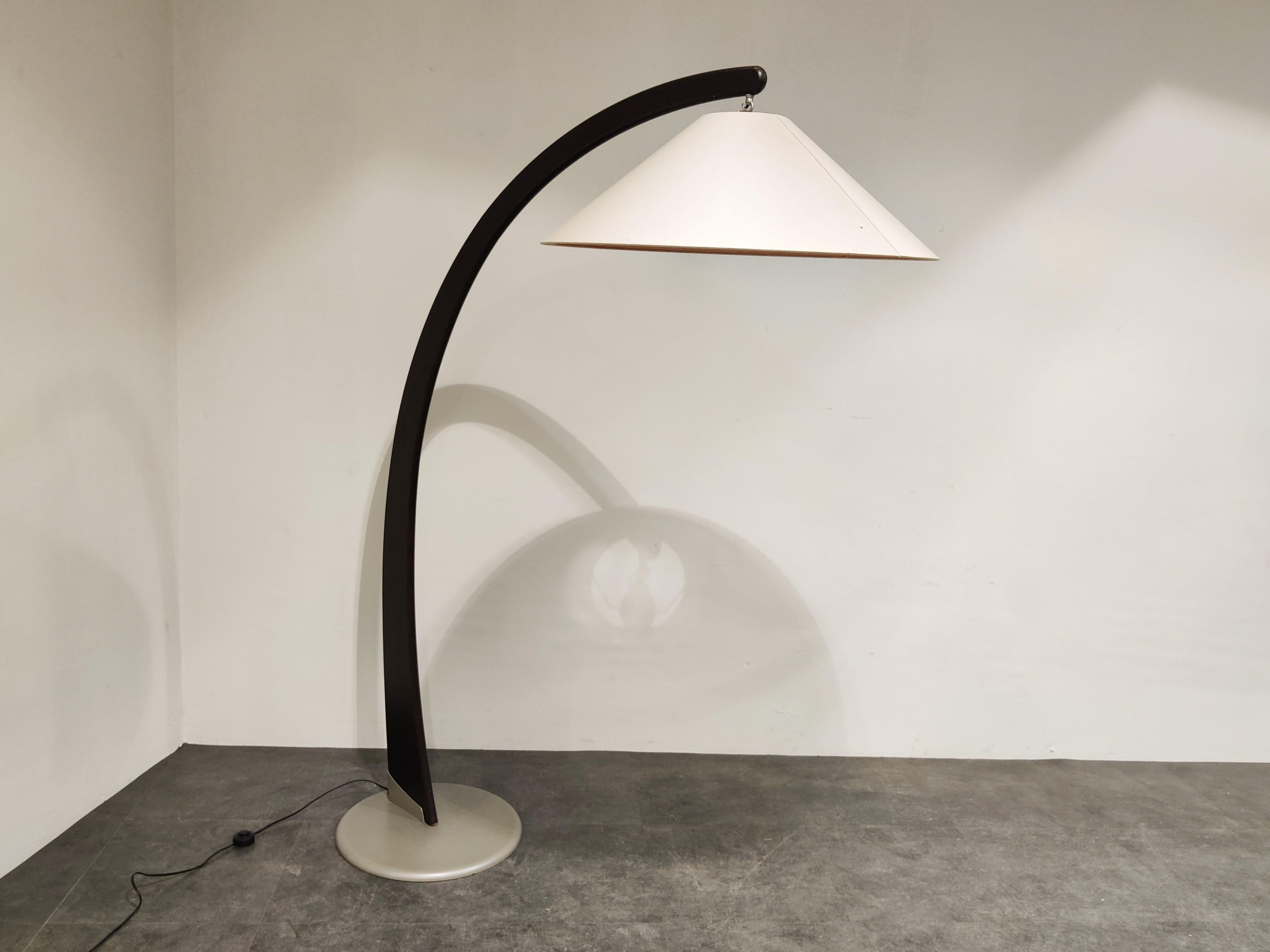 Early 1990s 'Luna' floor lamp by Natuzzi.

This rather large floor light has a beautiful elegant look thanks to it's fantastically shaped wooden arm.

Contrasting metal base and off-white fabric lamp shade.

Works with a regular E27 light