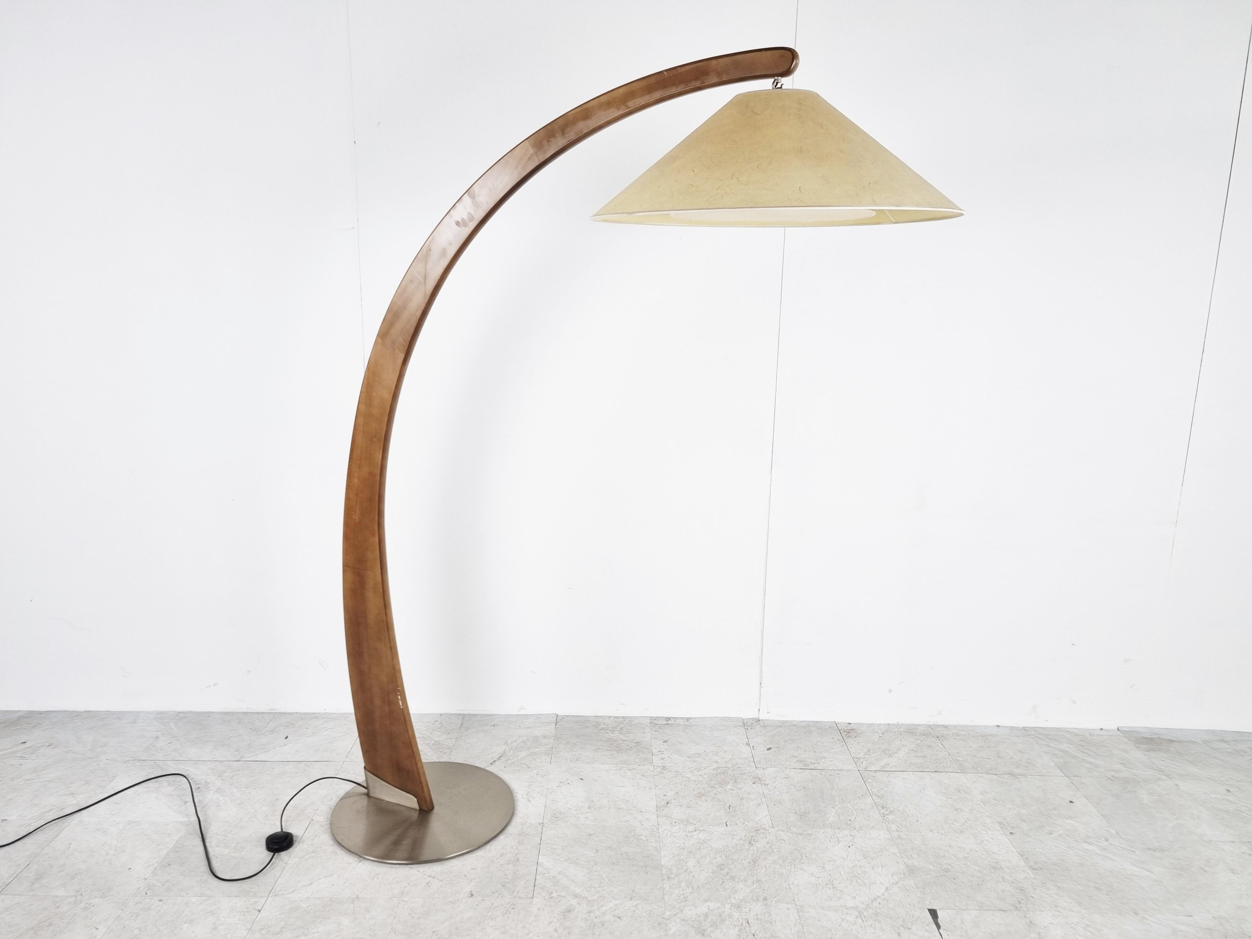 Early 1990s 'luna' floor lamp by Natuzzi.

This rather large floor light has a beautiful elegant look thanks to it's fantastically shaped wooden arm.

Contrasting metal base and off white lamp shade which emist a beautiful warm dim