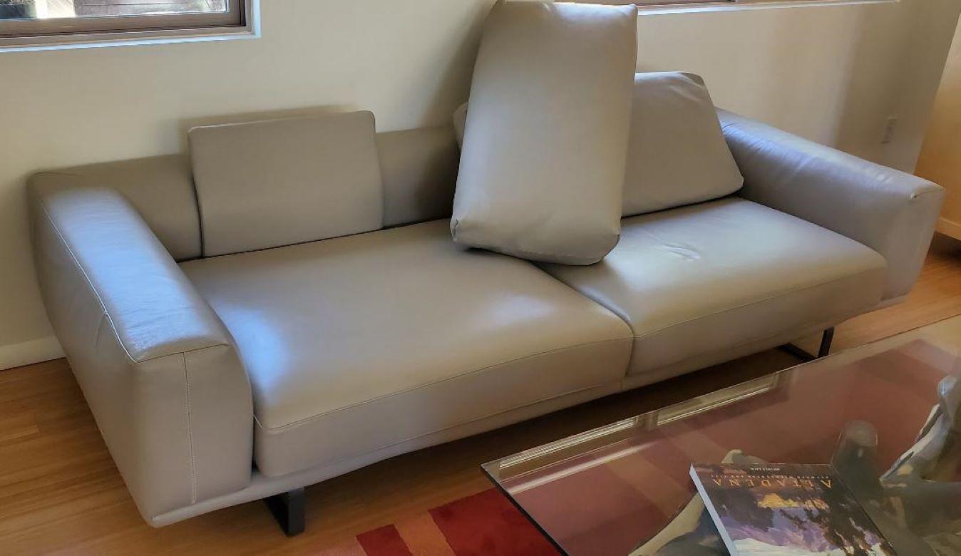 Mid-Century Modern Natuzzi Italia Leather Sofa by Maurizio Manzoni and Roberto Tapinassi For Sale