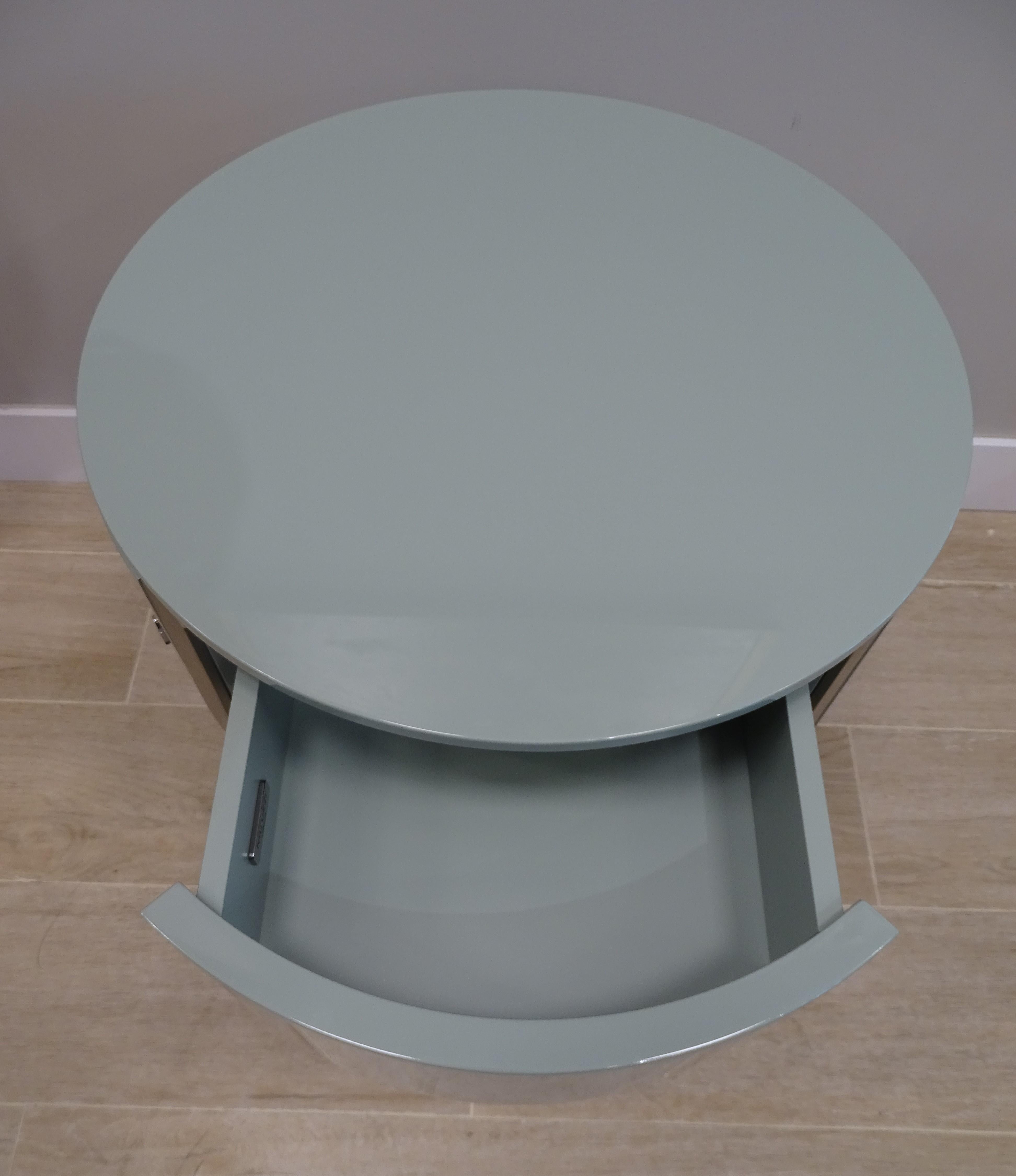 Natuzzi Italian Green Sidetable in Glossy Celadon Colour, One Drawer In Excellent Condition In Valladolid, ES