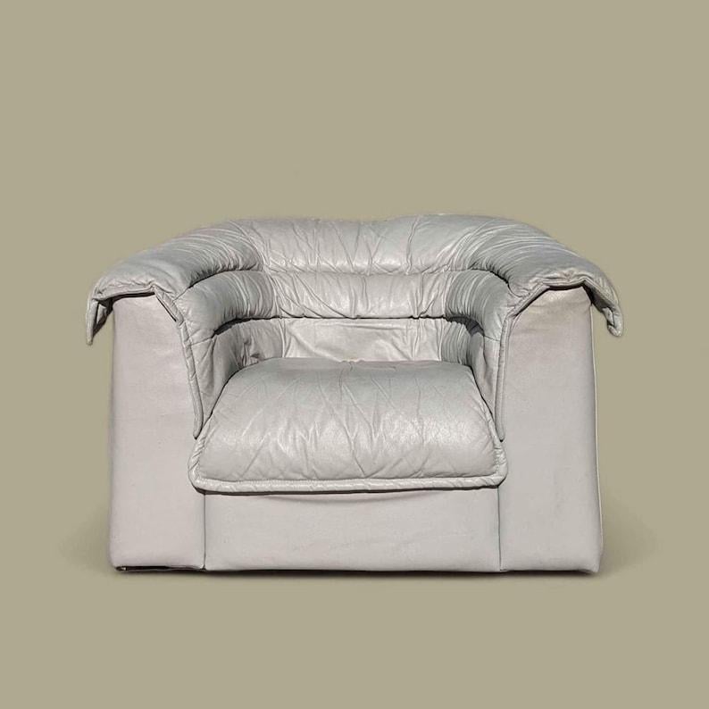 Post-Modern Natuzzi Leather Lounge Chair, Italian, Made in Italy, Postmodern, Light Grey For Sale
