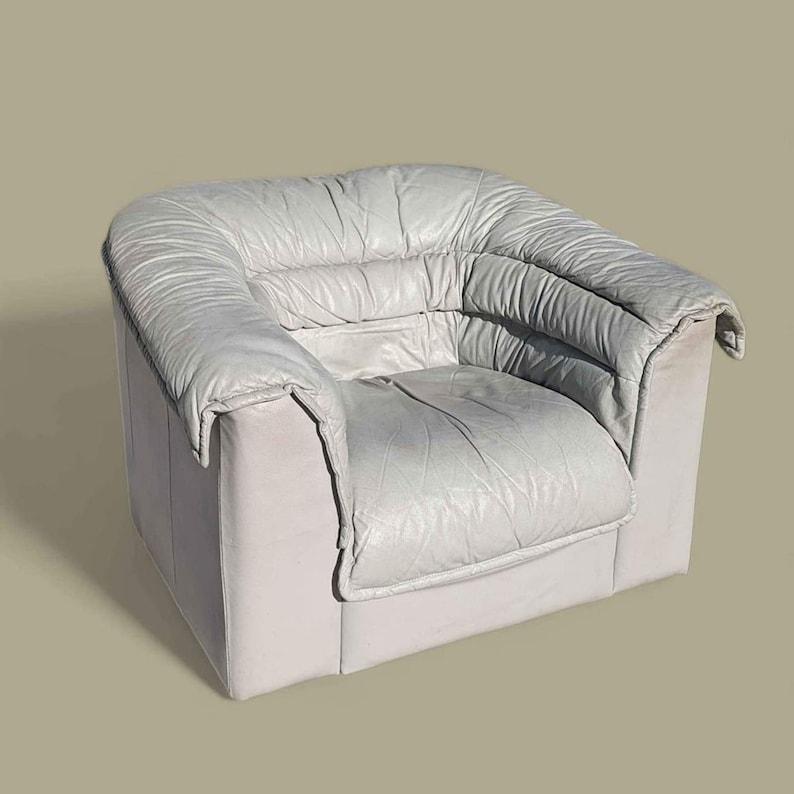 Natuzzi Leather Lounge Chair, Italian, Made in Italy, Postmodern, Light Grey In Good Condition For Sale In Rancho Cucamonga, CA