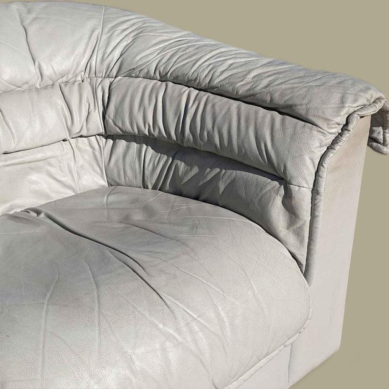 Natuzzi Leather Lounge Chair, Italian, Made in Italy, Postmodern, Light Grey For Sale 3
