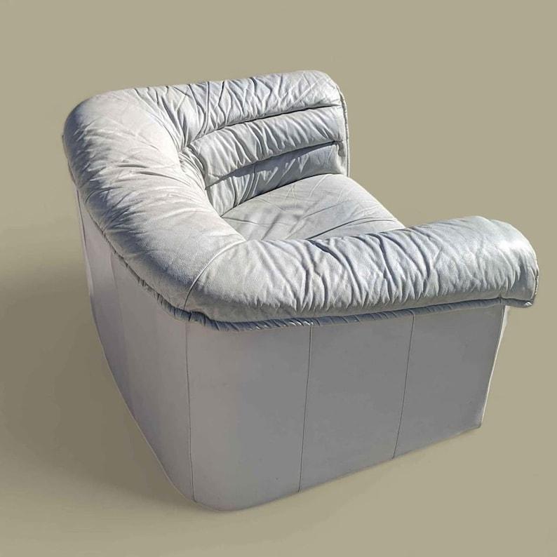 Natuzzi Leather Lounge Chair, Italian, Made in Italy, Postmodern, Light Grey For Sale 4