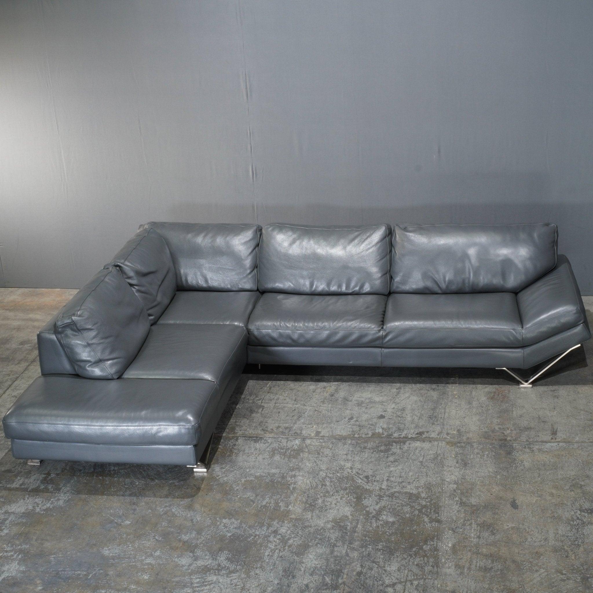 Le canapé Relevè 2572 en cuir de Natuzzi est un sectionnel élégant et sophistiqué conçu pour élever tout espace de vie contemporain. Recouvert d'un luxueux cuir véritable, ce canapé offre à la fois durabilité et confort, avec des sièges profonds et