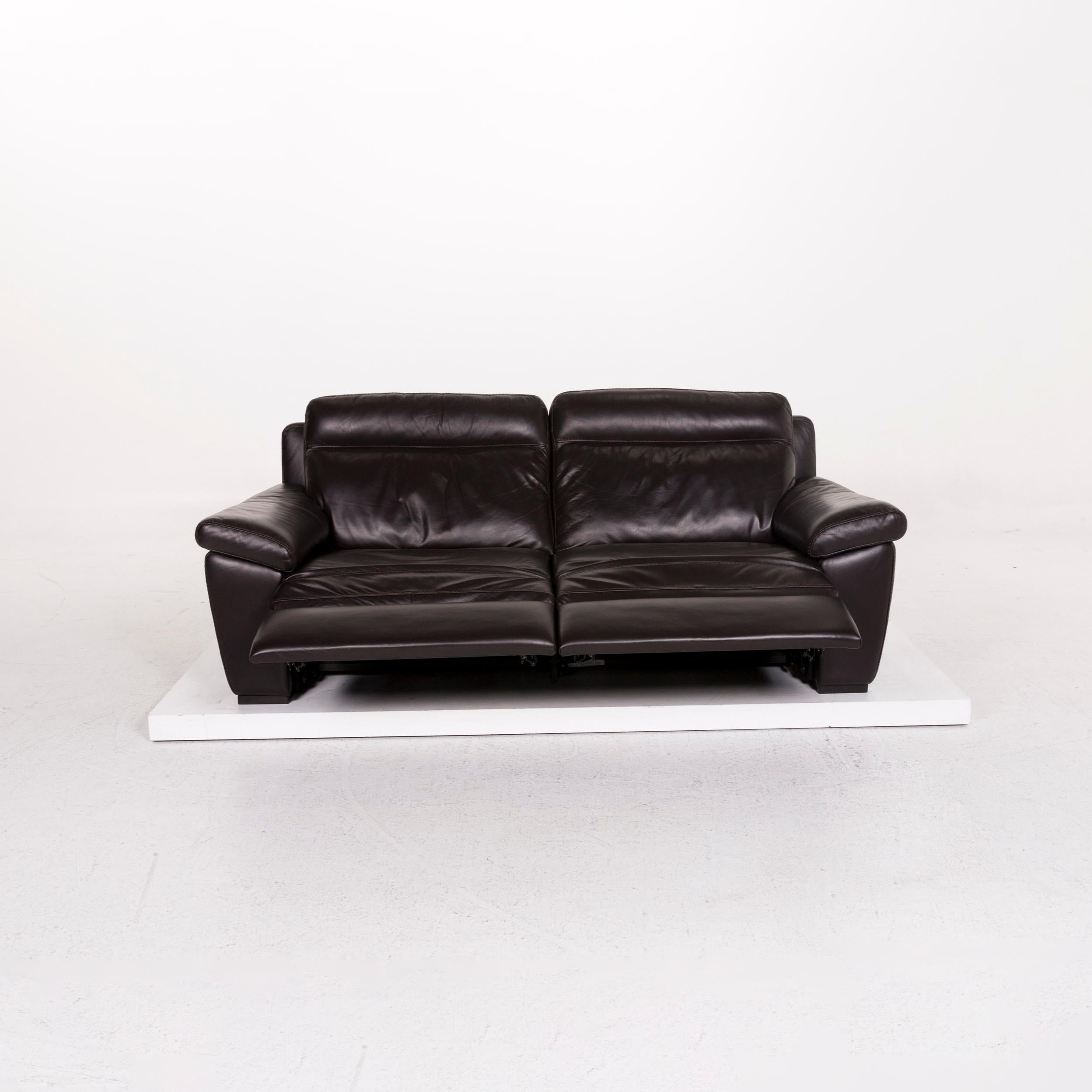 We bring to you a Natuzzi leather sofa brown dark brown three-seat function relax function couch.
 
 

 Product measurements in centimeters:
 

Depth 97
Width 211
Height 90
Seat-height 42
Rest-height 56
Seat-depth 54
Seat-width