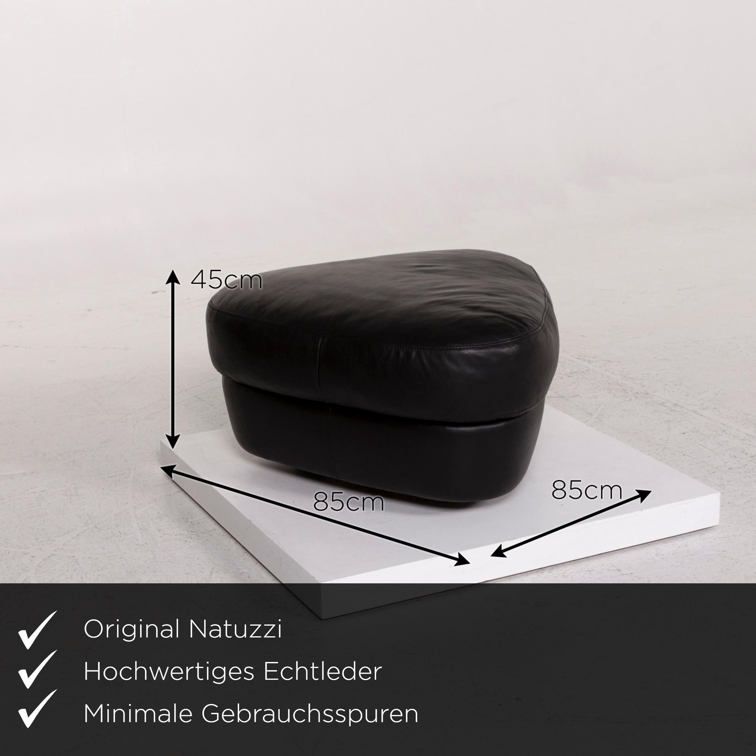We bring to you a Natuzzi leather stool black stool ottoman.

 

 Product measurements in centimeters:
 

Depth 85
Width 85
Height 45.





 