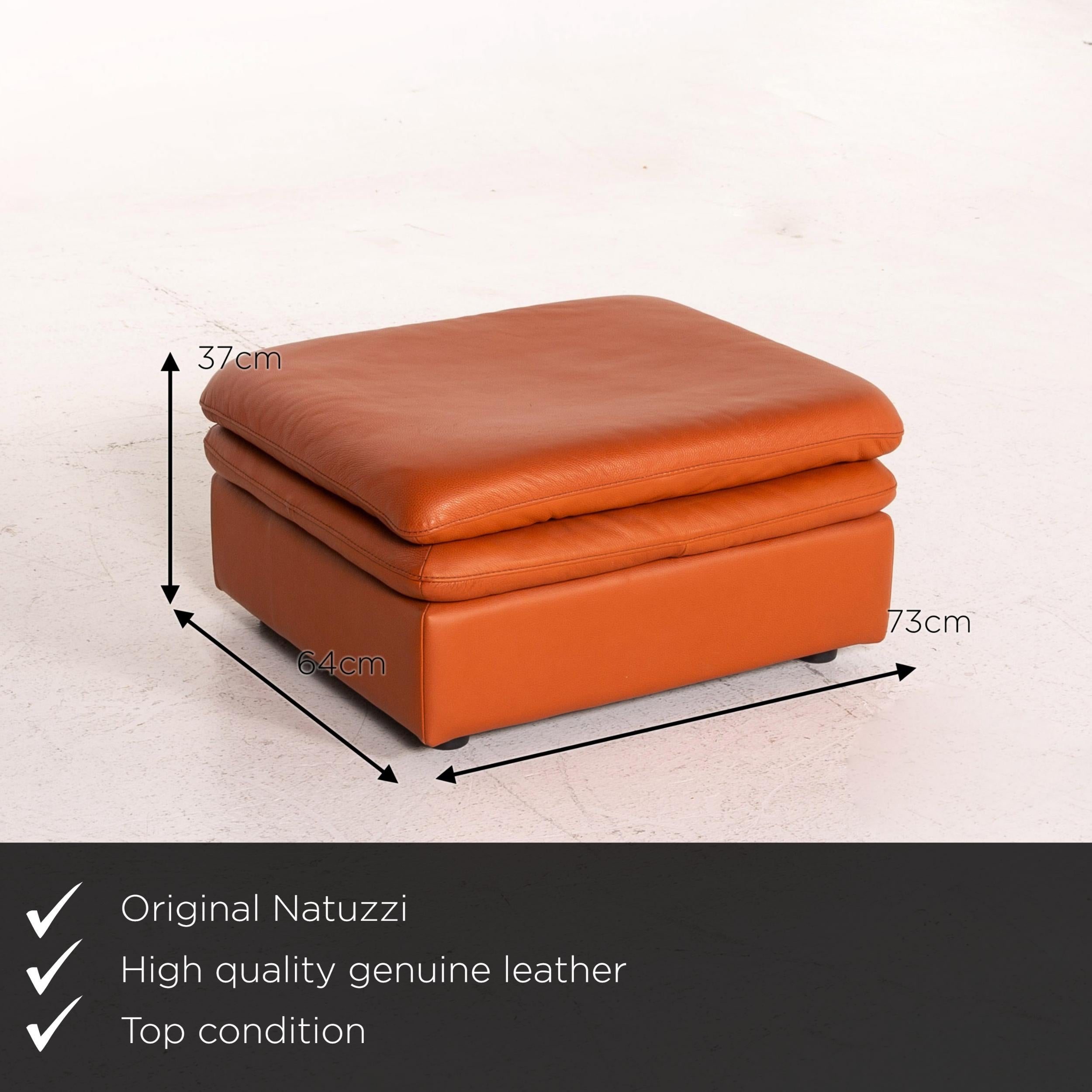 We present to you a Natuzzi leather stool terracotta orange ottoman.

 

 Product measurements in centimeters:
 

 Depth 64
 Width 73
 Height 37.




  
