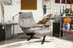 Natuzzi Re-Vive Casual Queen Grau Leder Contemporary Lounge Chair und Ottoman
