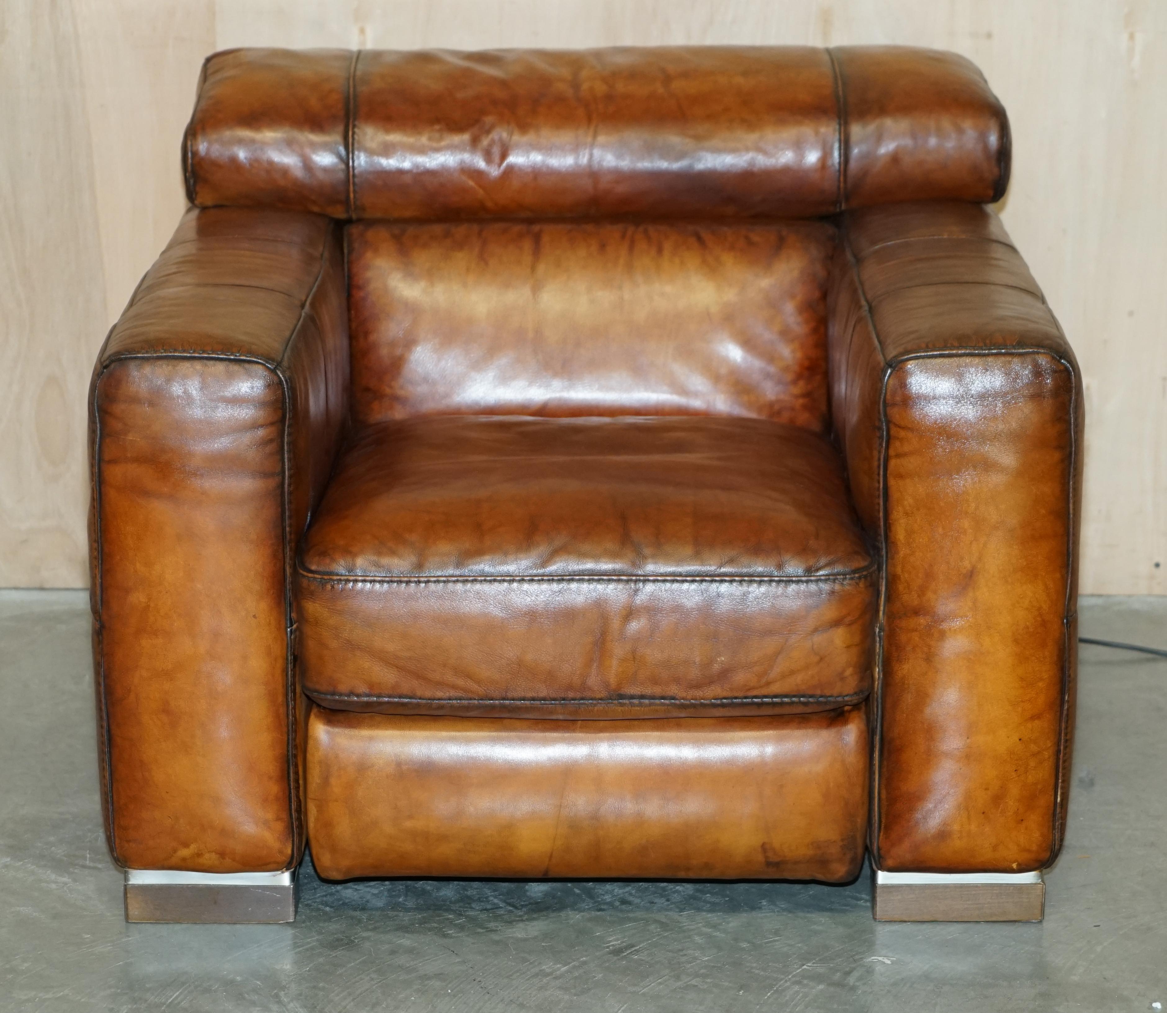 Nous sommes ravis d'offrir à la vente ce fauteuil entièrement restauré, unique en son genre, des Editions Natuzzi Roma, en cuir teint à la main en brun cigare, avec appui-tête électrique et petit repose-pieds, qui fait partie d'une grande