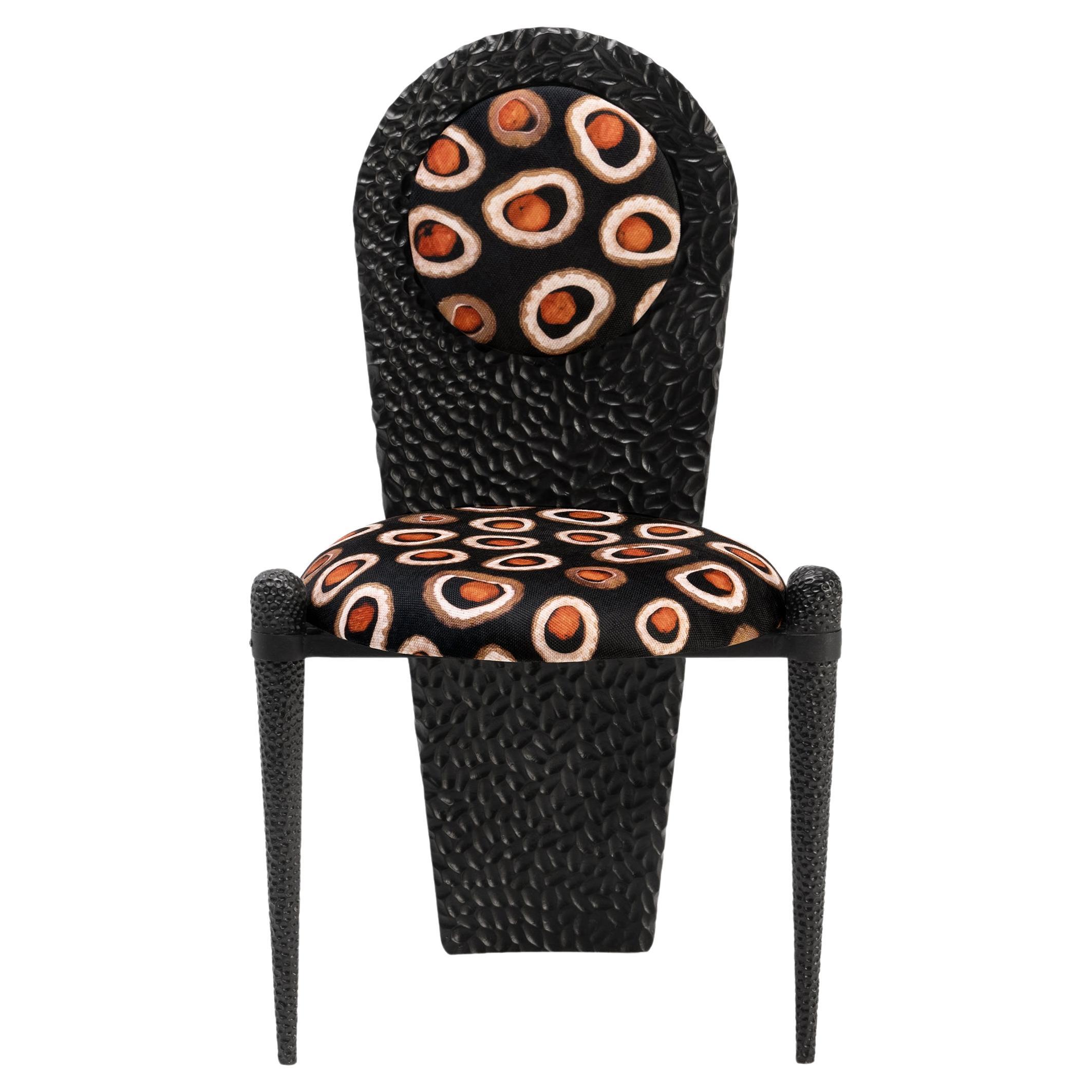 Von Natur aus frech - • Schwarz gebrannt - • Handgeschnitzter Stuhl aus massivem Wood Wood von Odditi im Angebot
