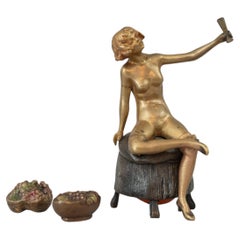Freches nacktes Mädchen aus Bronze mit Weinglas, ursprünglich ein Zerstäuber, ca. Bergmann