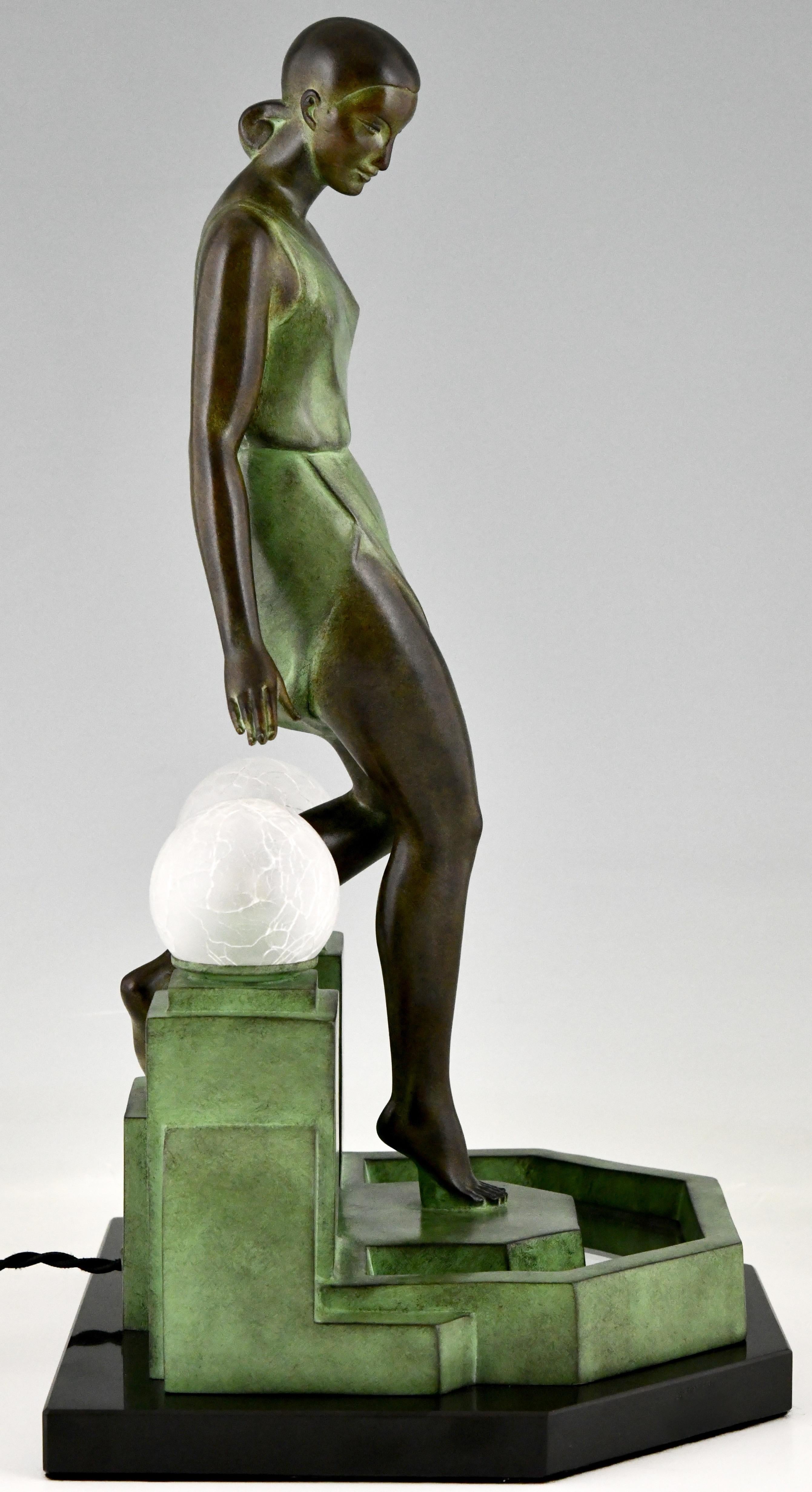 Nausicaa-Lampe im Art-déco-Stil, Lady at a Fountain, von Fayral für Max Le Verrier (Metall) im Angebot