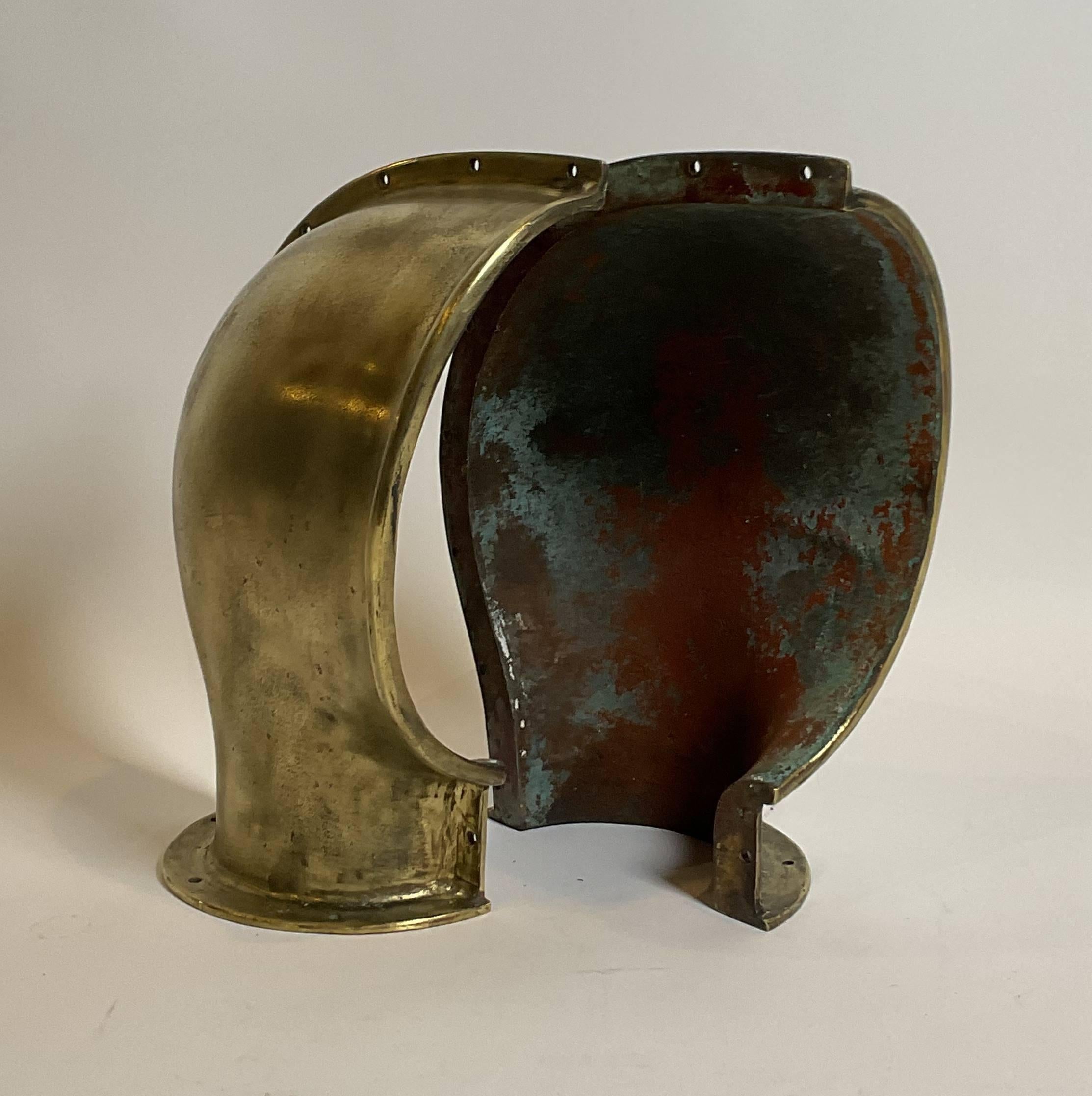 Capots de prise d'air marine en laiton massif provenant d'un yacht ou d'une grande vedette. Une belle relique nautique. La bride extérieure est percée de trous de fixation, tout comme les bases. Très grandes dimensions. 12 