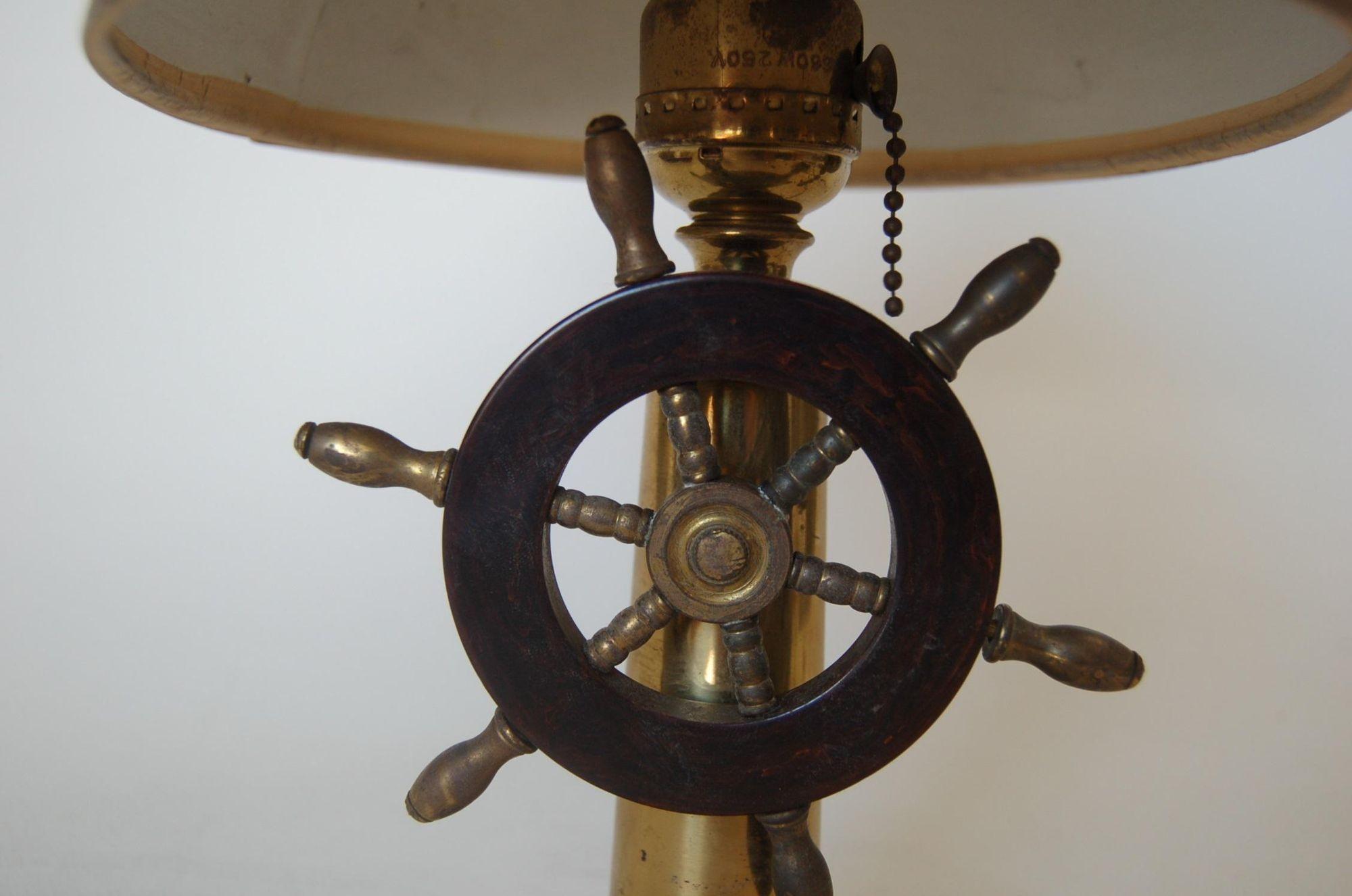 Nautical Brass and Bakelite Ships Wheel Helm Table Lamp In Excellent Condition For Sale In Van Nuys, CA