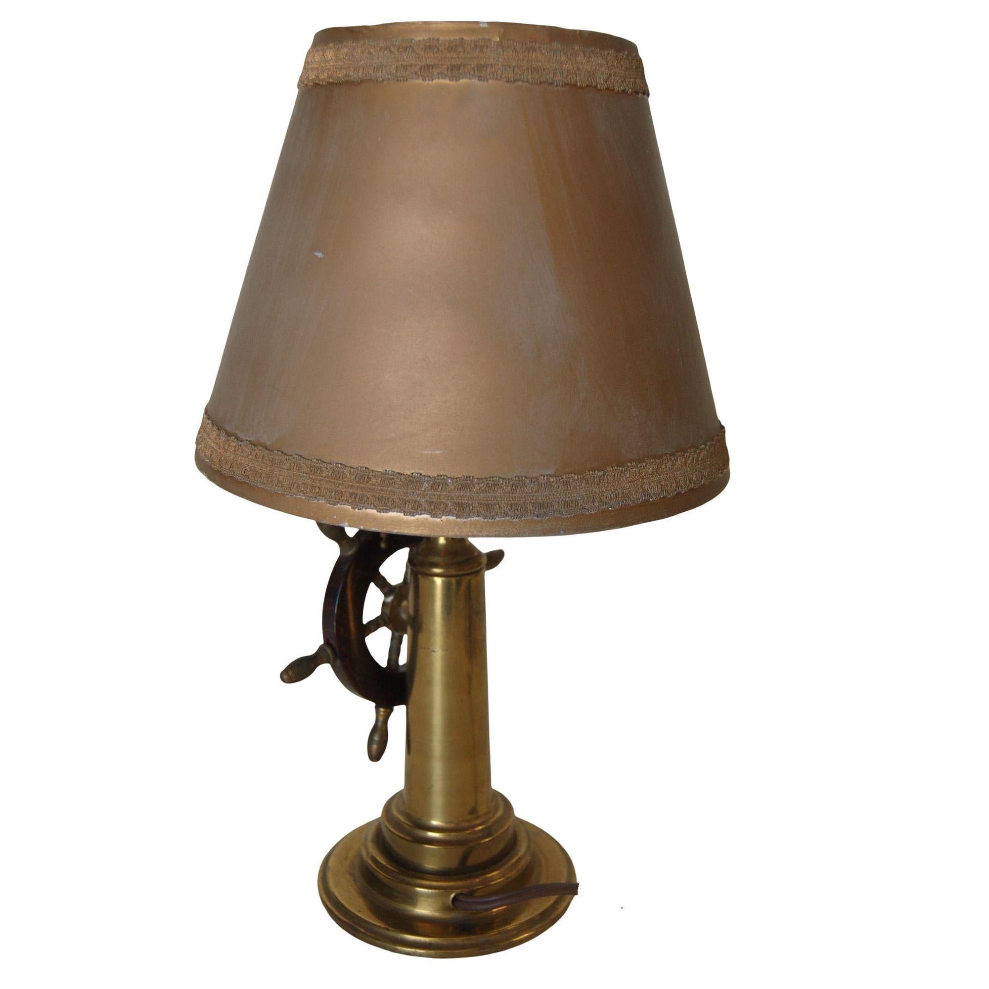 Laiton Lampe de table en laiton et bakélite pour gouvernail de navire en vente