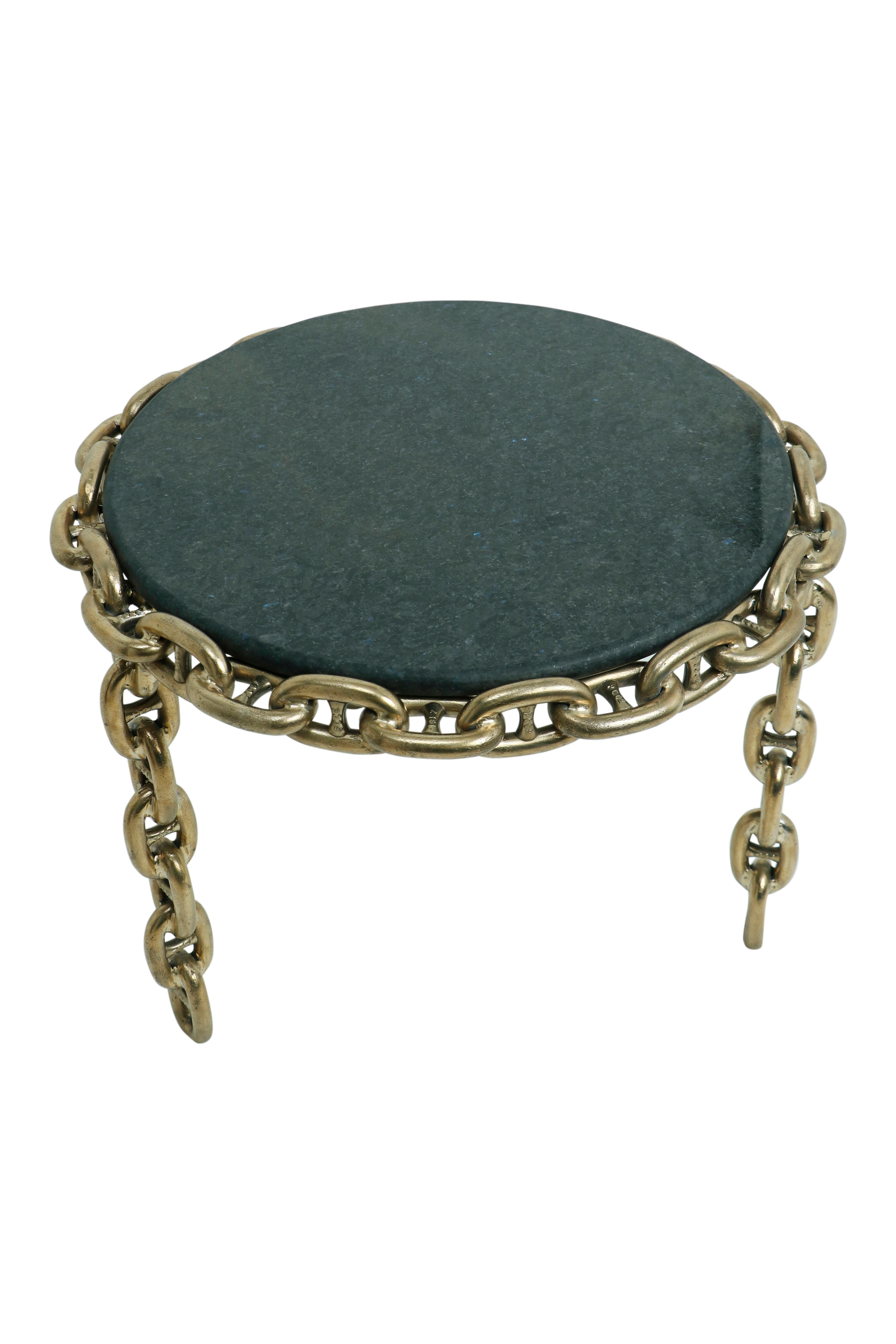 Industriale Tavolino da caffè o da cocktail in granito e catena d'ottone nautico in vendita