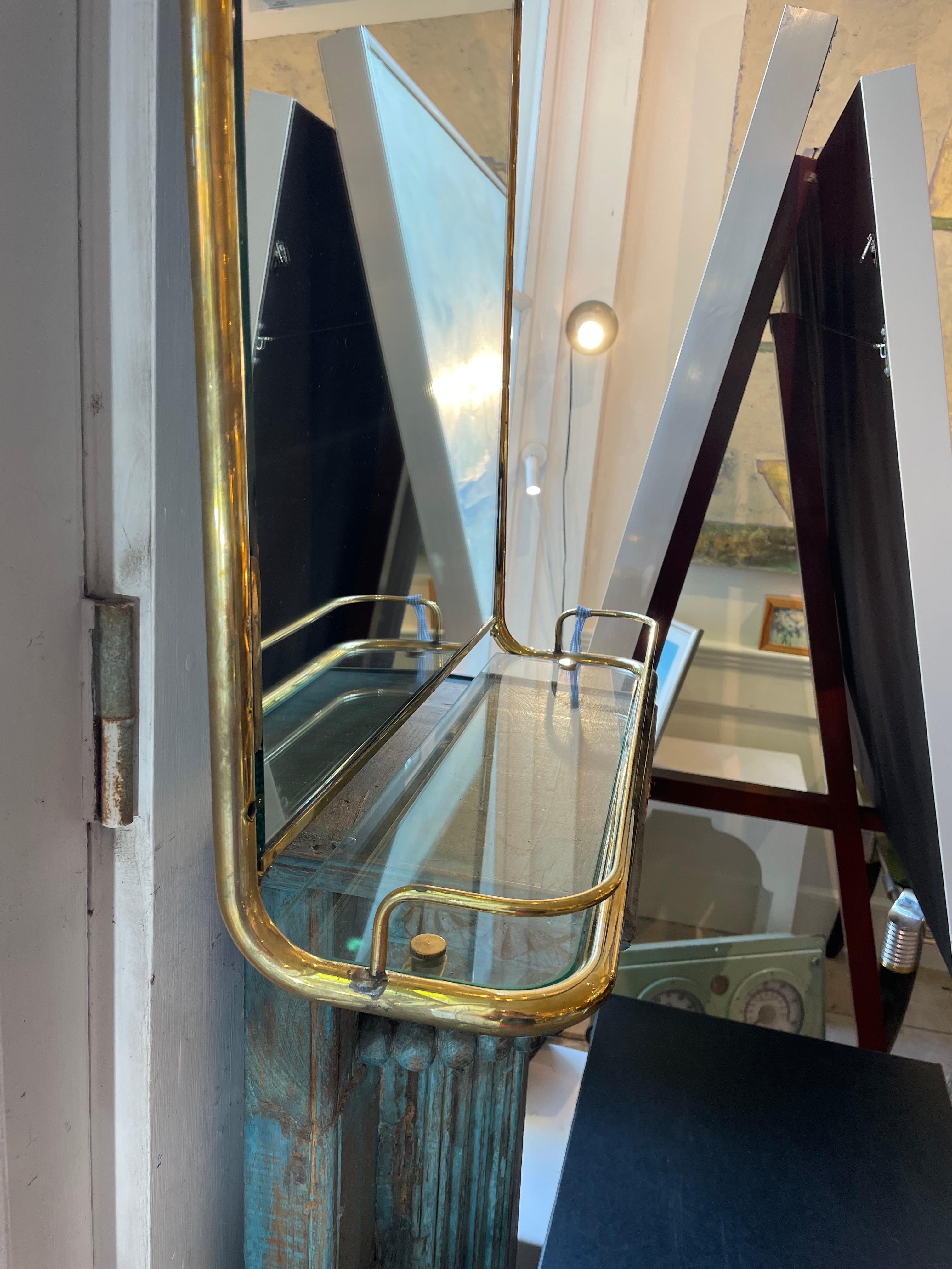 Miroir marin en laiton provenant d'une cabine de bateau, vers les années 1960 Bon état à Nantucket, MA