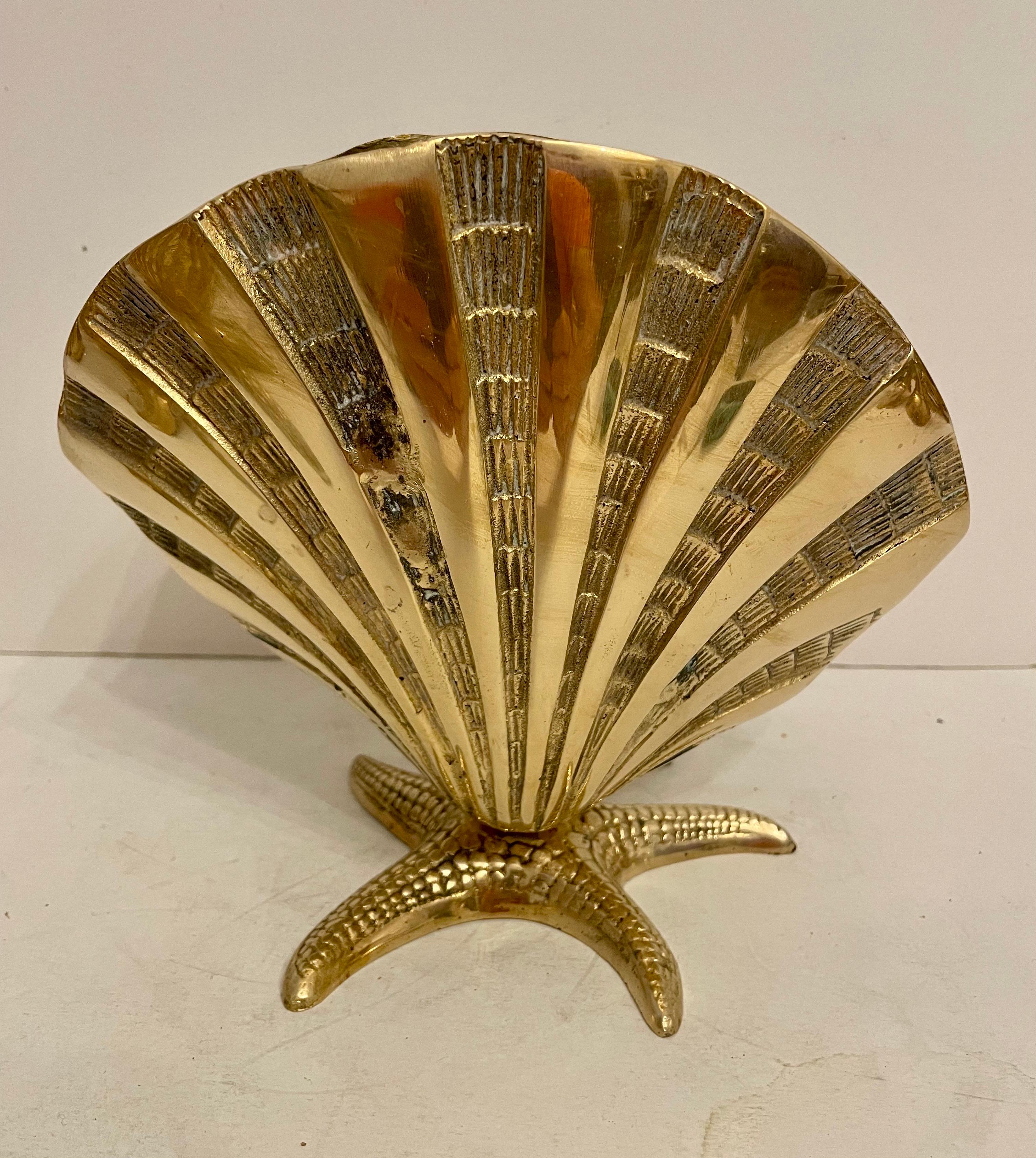 Macetero grande de latón con concha de mar sobre base de estrella de mar. Diseño muy inusual con bonitos detalles. Bonito acabado pulido a mano. Algo de pátina en algunos puntos, pero en general buen estado. ¡Listo para tu casa en la playa!